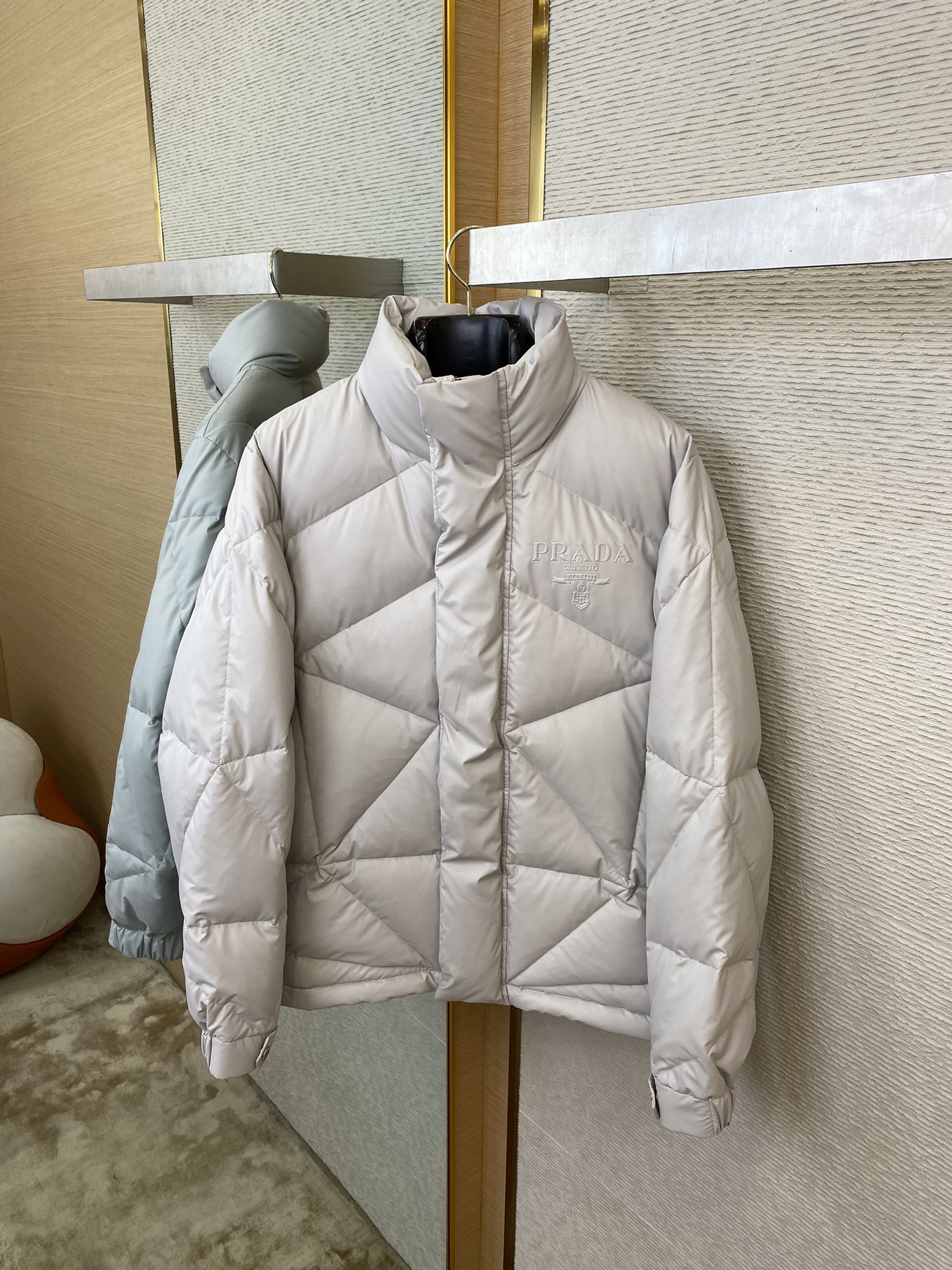 프라다 패딩 3가지 컬러 (블랙,화이트,카키)