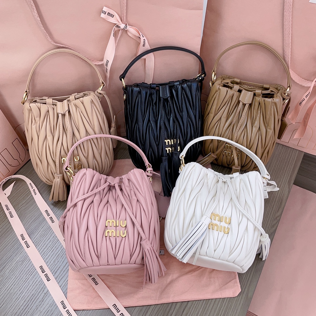 미우미우 마테라쎄 나파 가죽 버킷백 5BE085