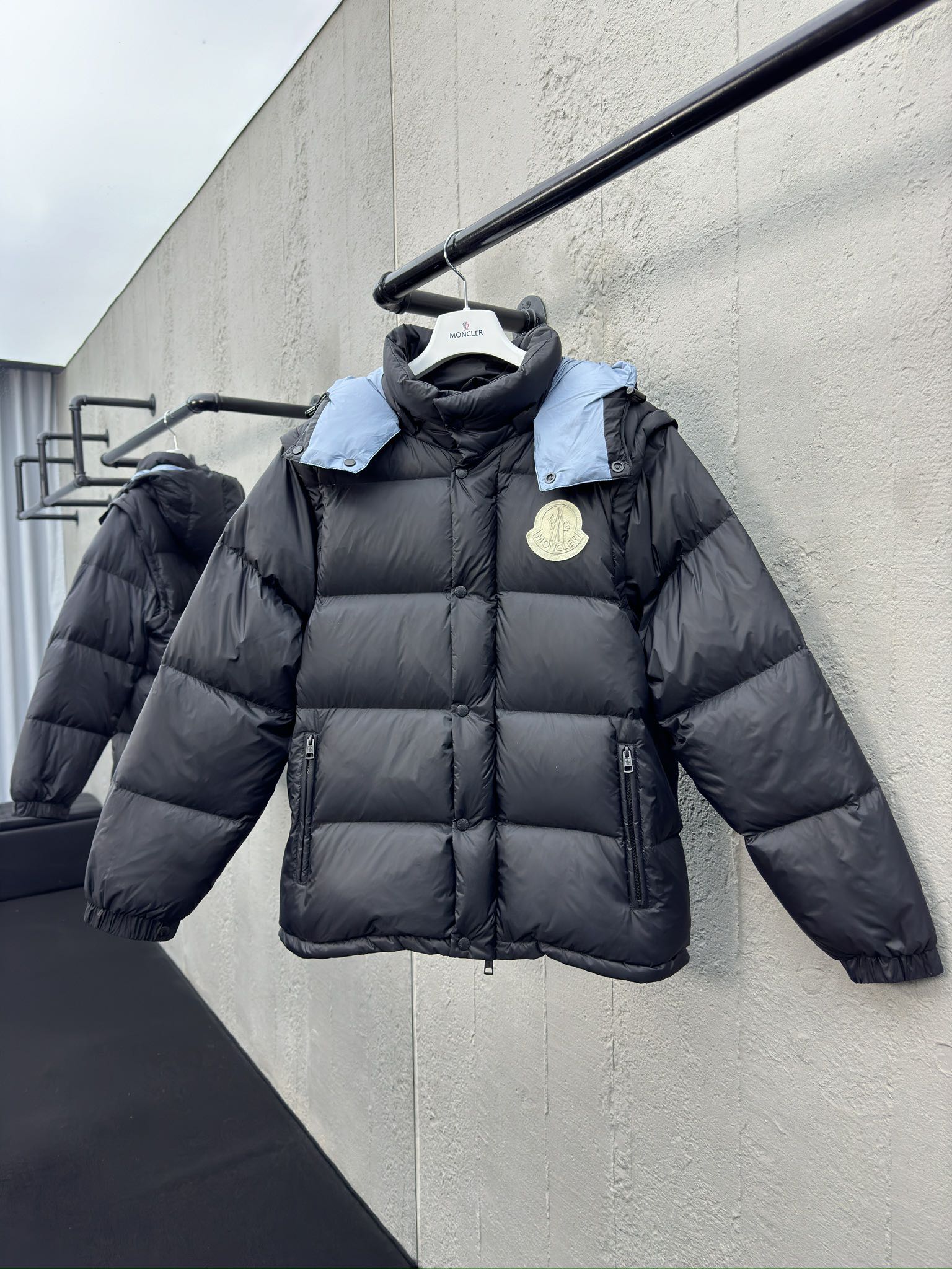 몽클레어 탈부착 빅로고 패딩