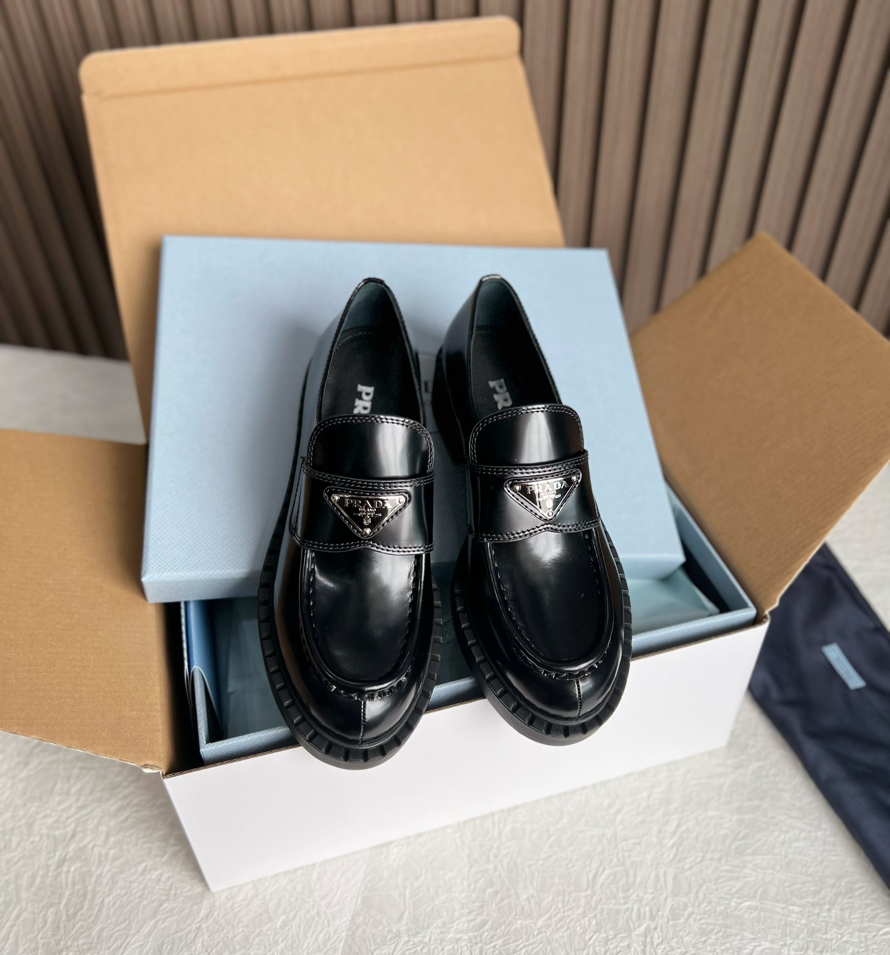 프라다 트라이앵글 브러쉬드 로퍼 [정품급]