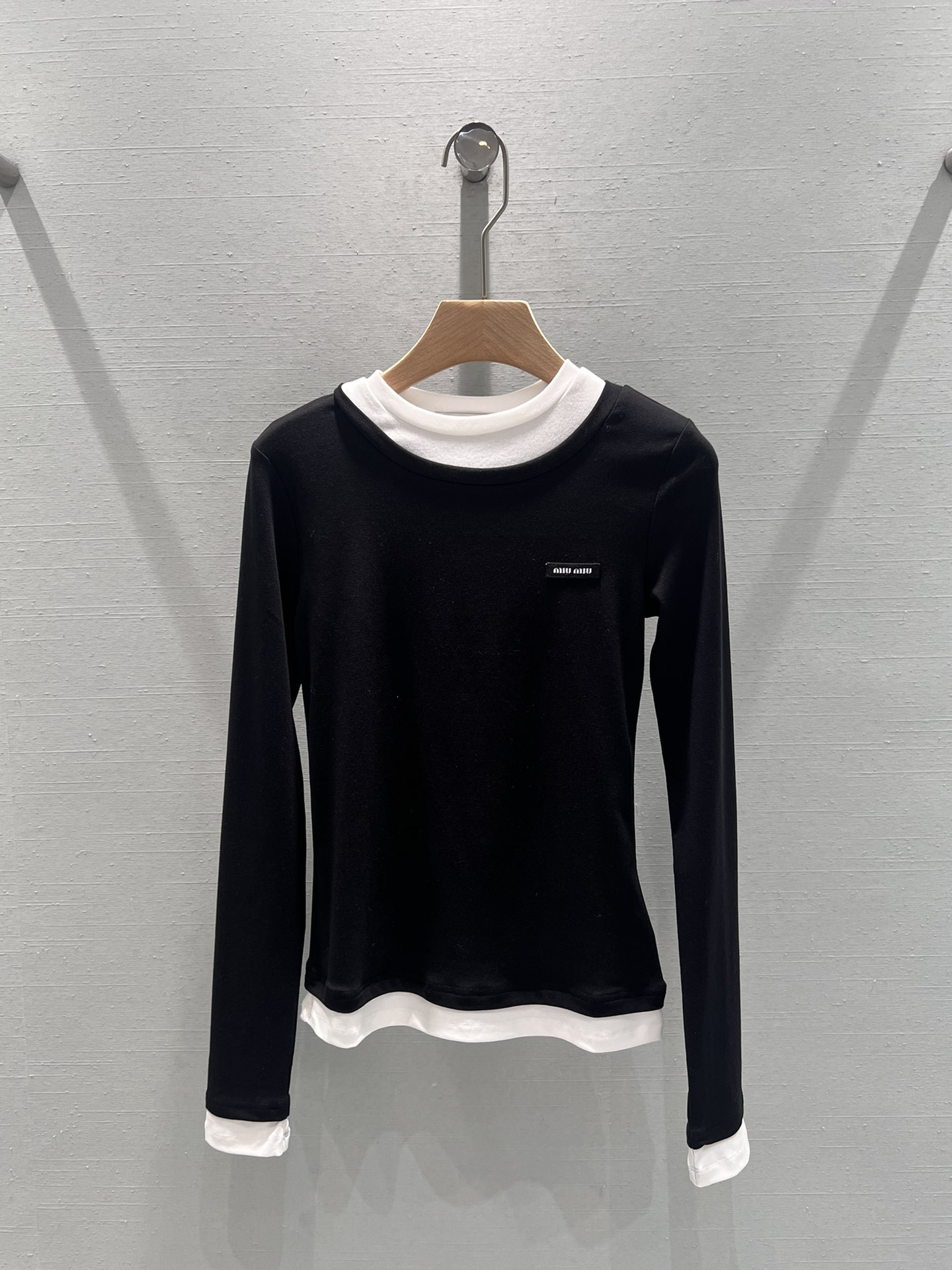 미우미우 긴팔티