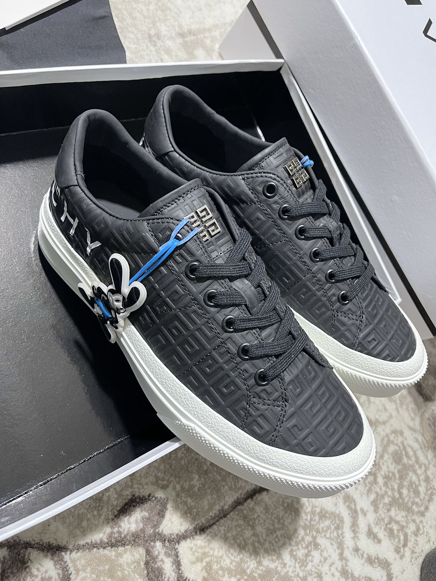 지방시 스니커즈