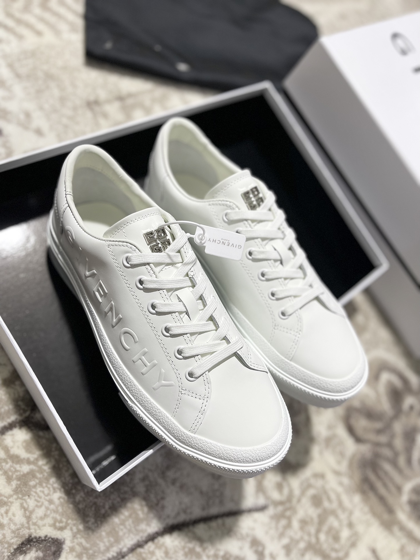 지방시 스니커즈