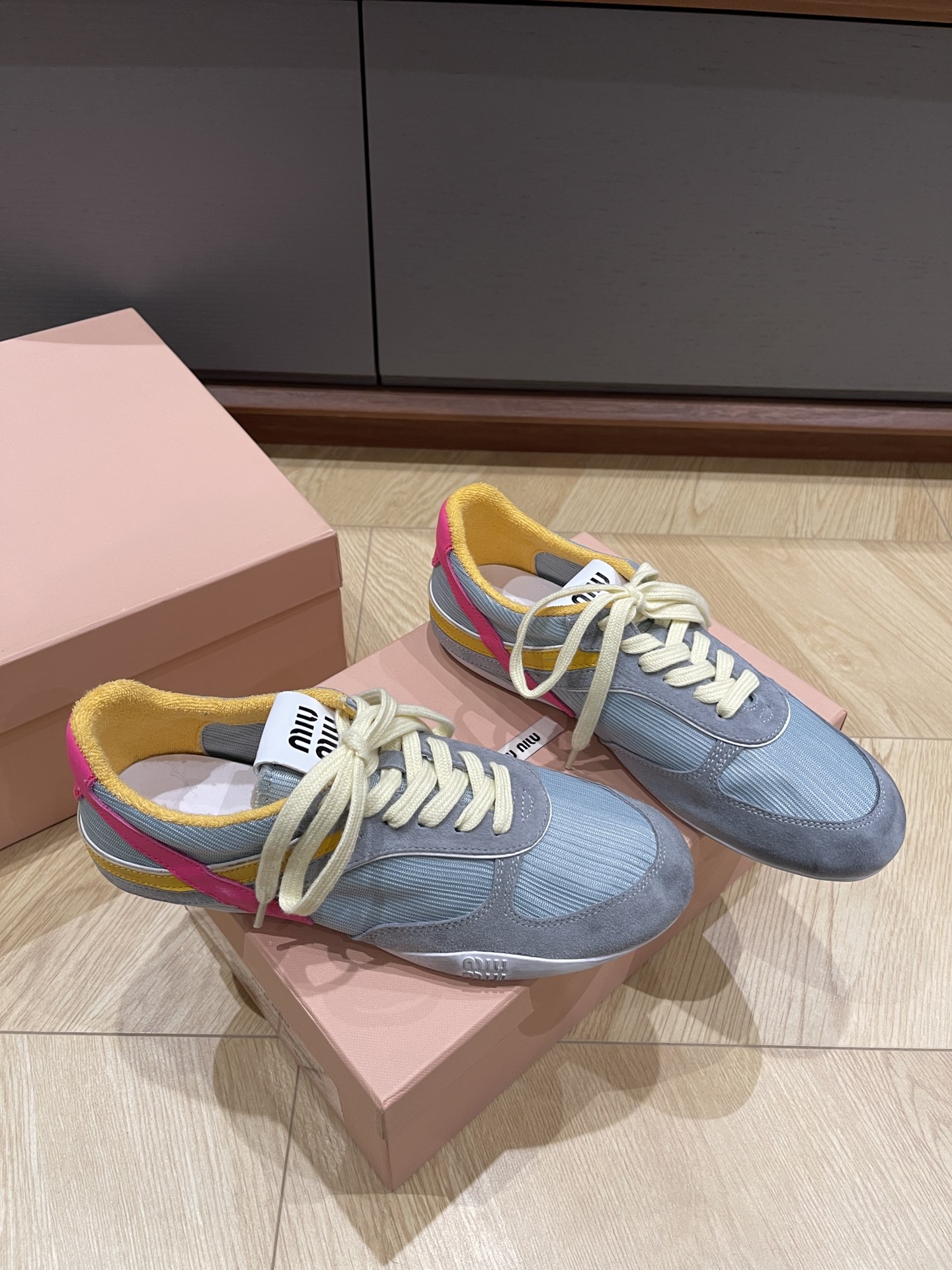 미우미우 스니커즈