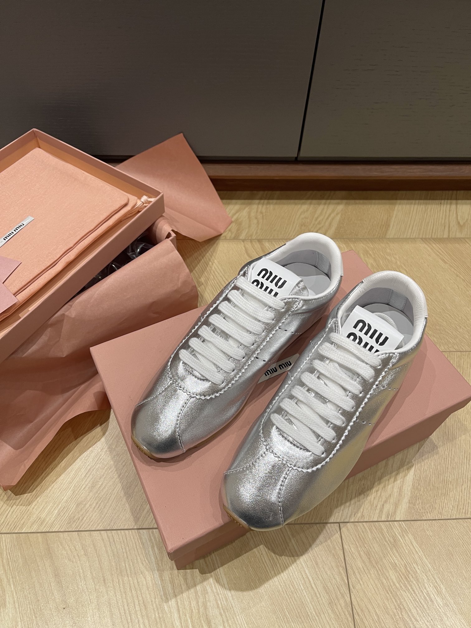 미우미우 스니커즈