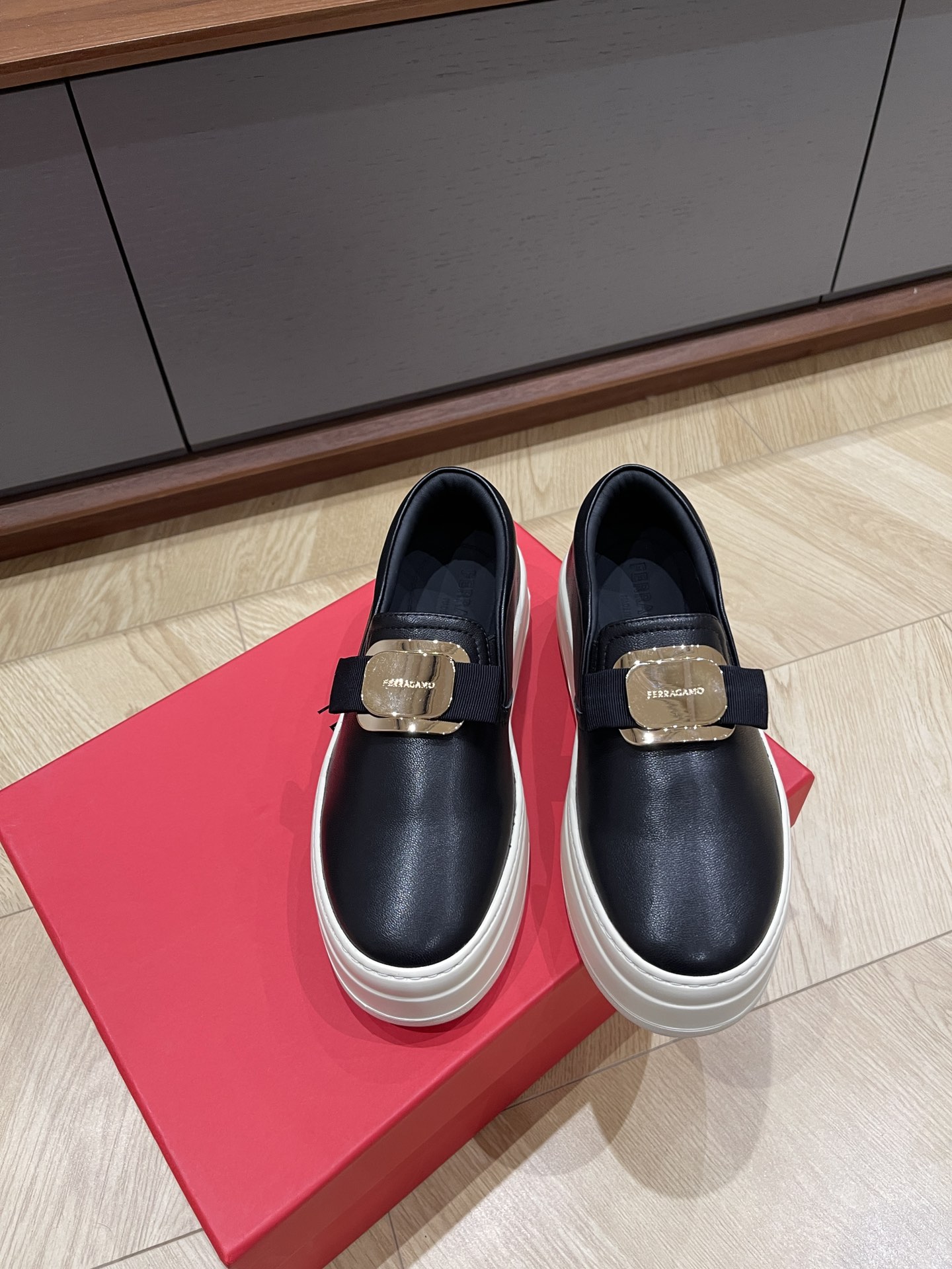 페레가모 스니커즈