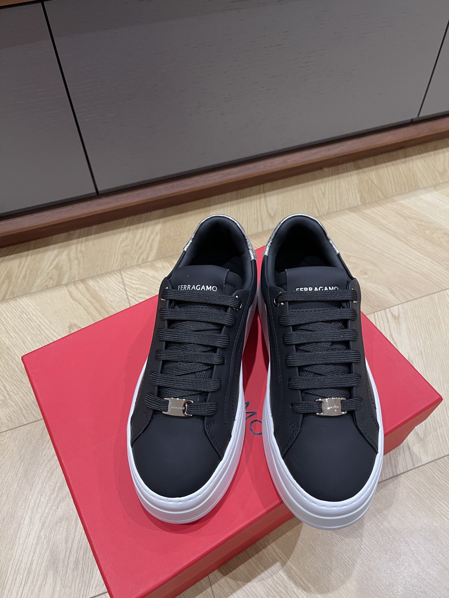 페레가모 스니커즈