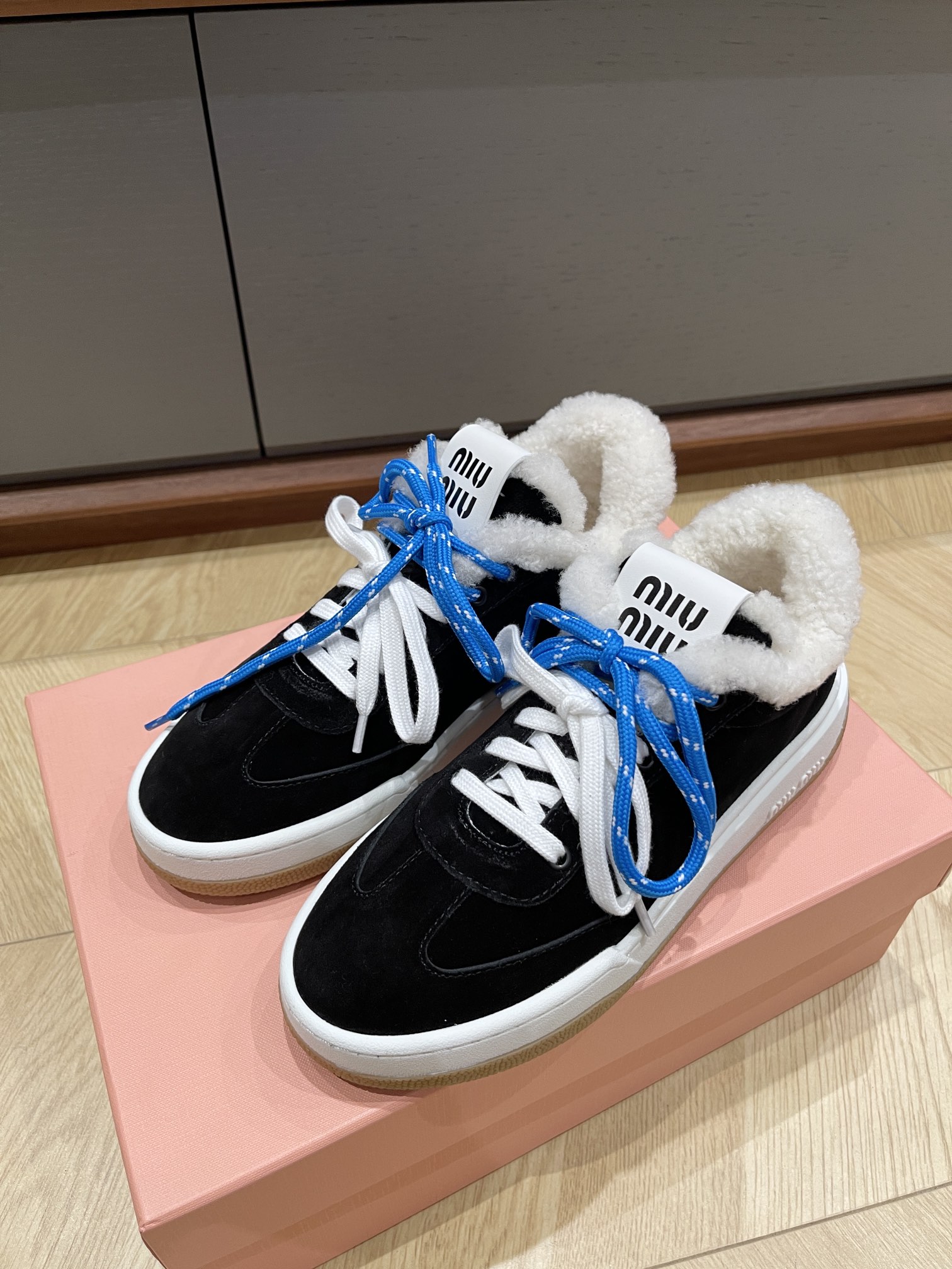 미우미우 운동화