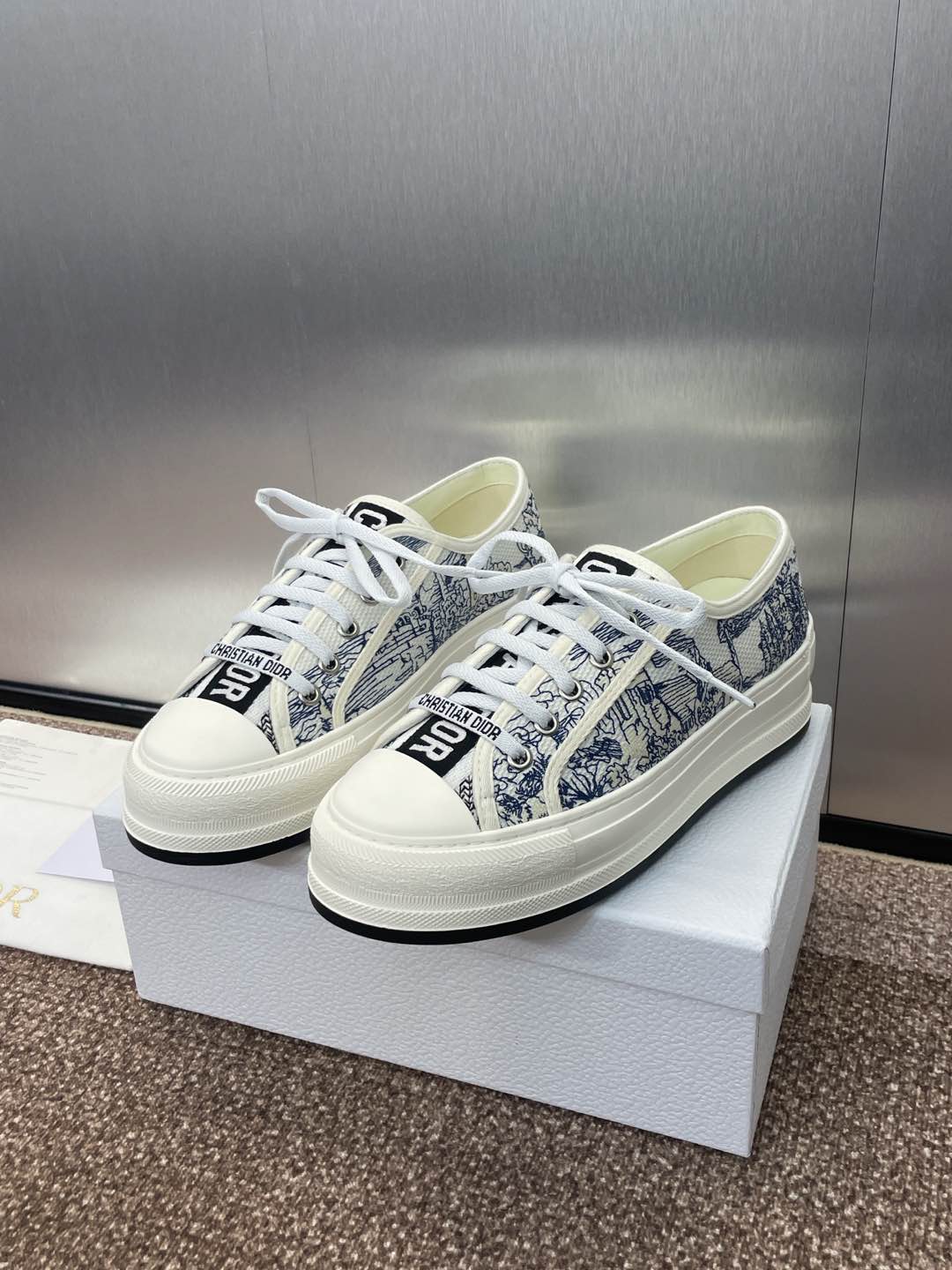 디올 스니커즈