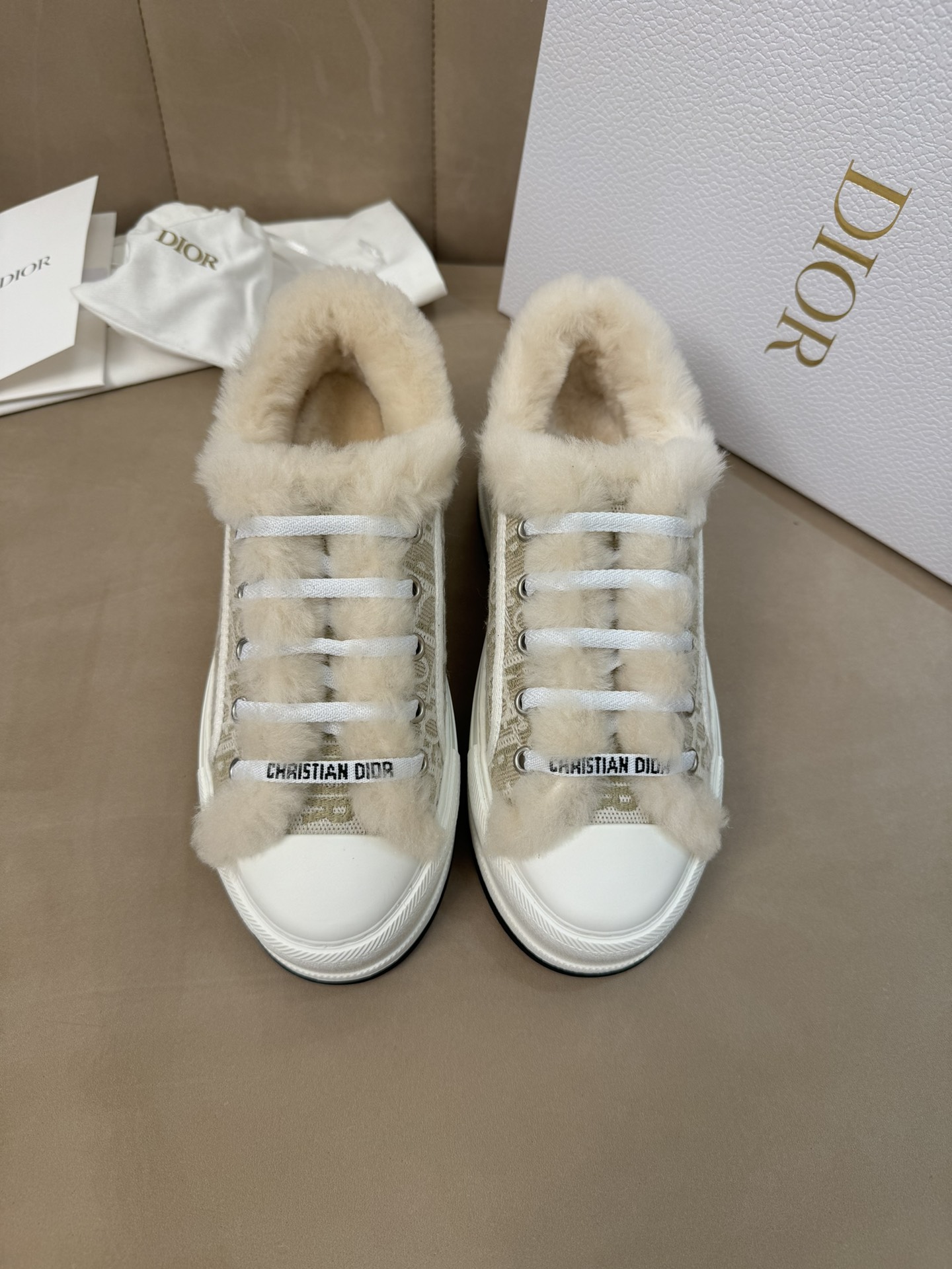 디올 털운동화