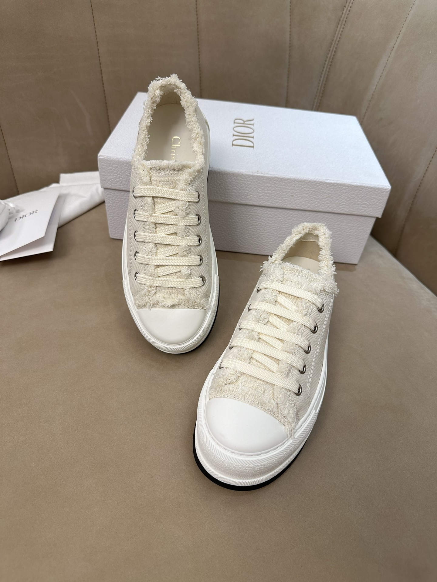 디올 스니커즈
