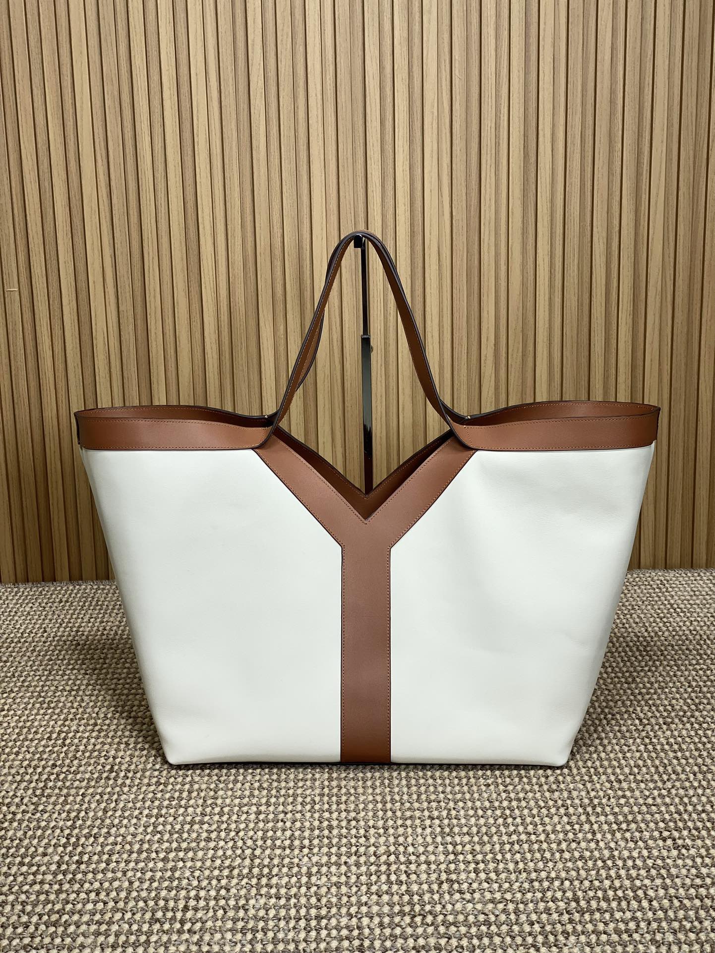 생로랑 캔버스와 가죽 소재의 Y 토트