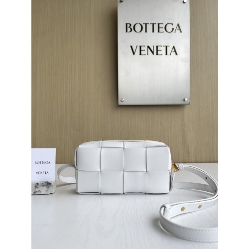 보테가베네타 인트레치아토 미니 카세트백 755031