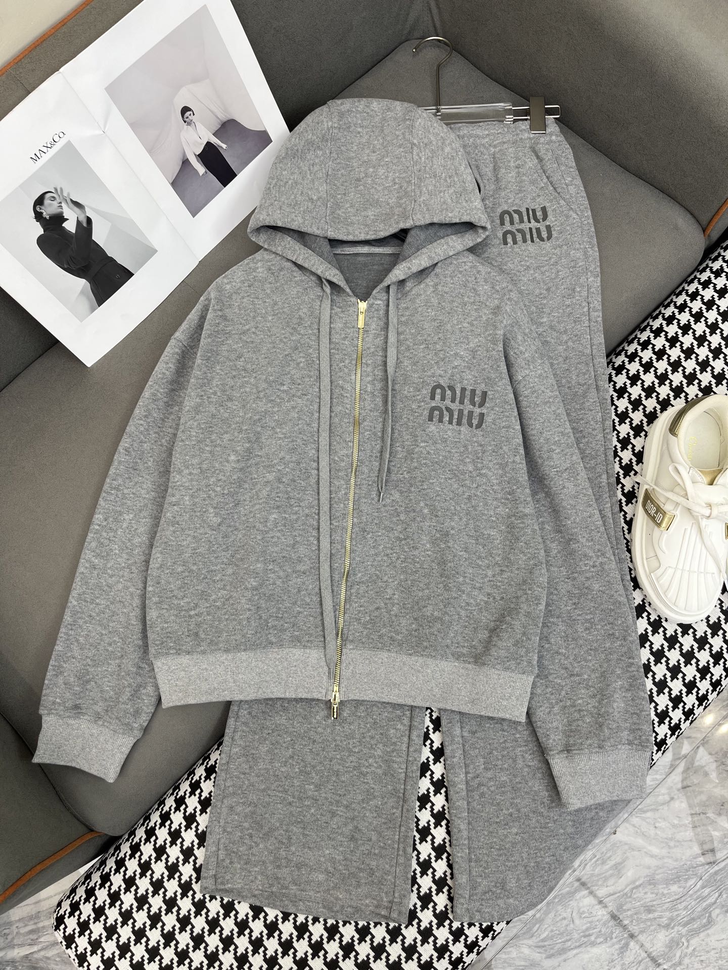 미우미우 25S/S 후드 트레이닝 세트