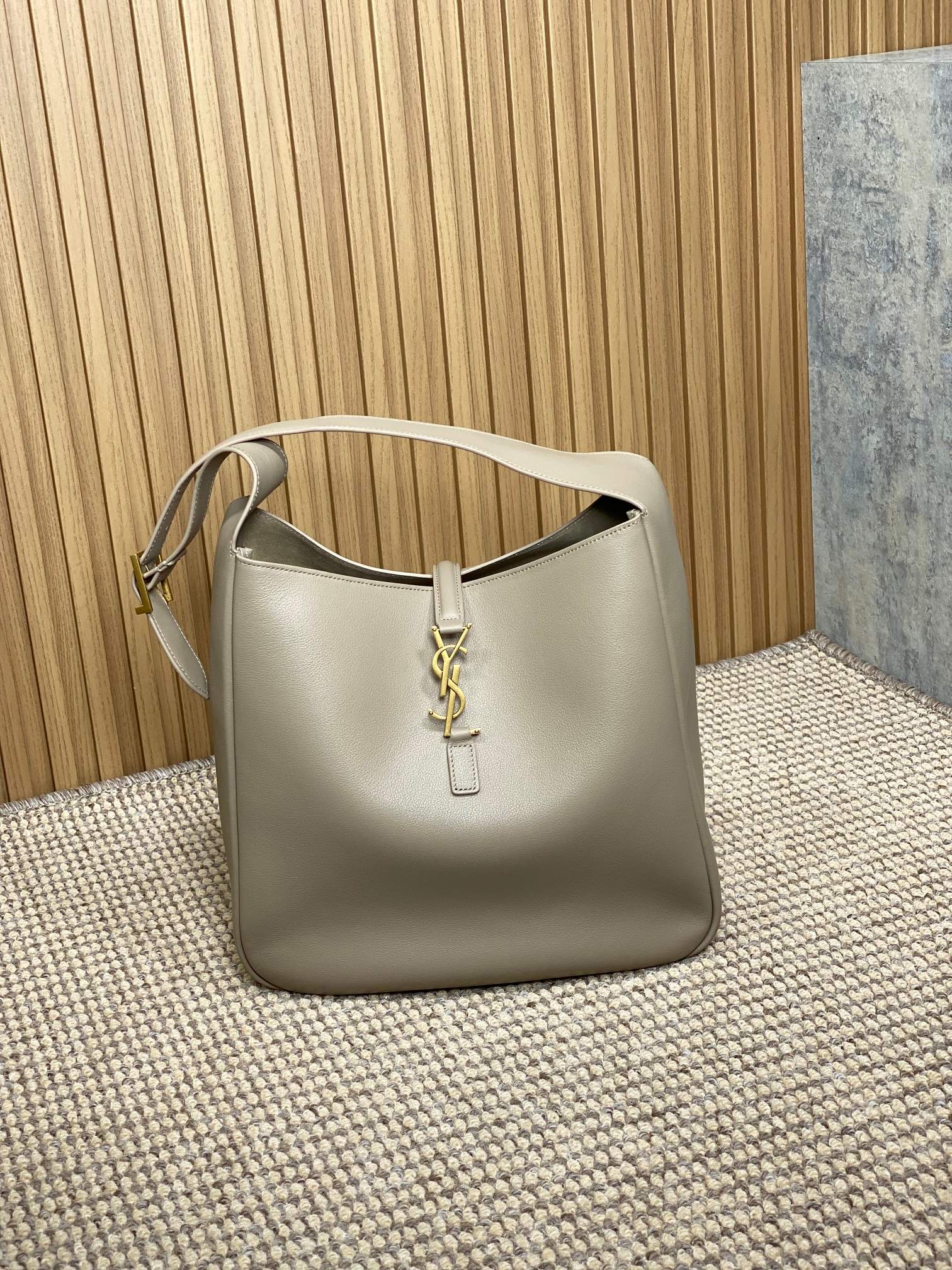 생로랑 생로랑 LE 5 A 7 라지 호보백 753837