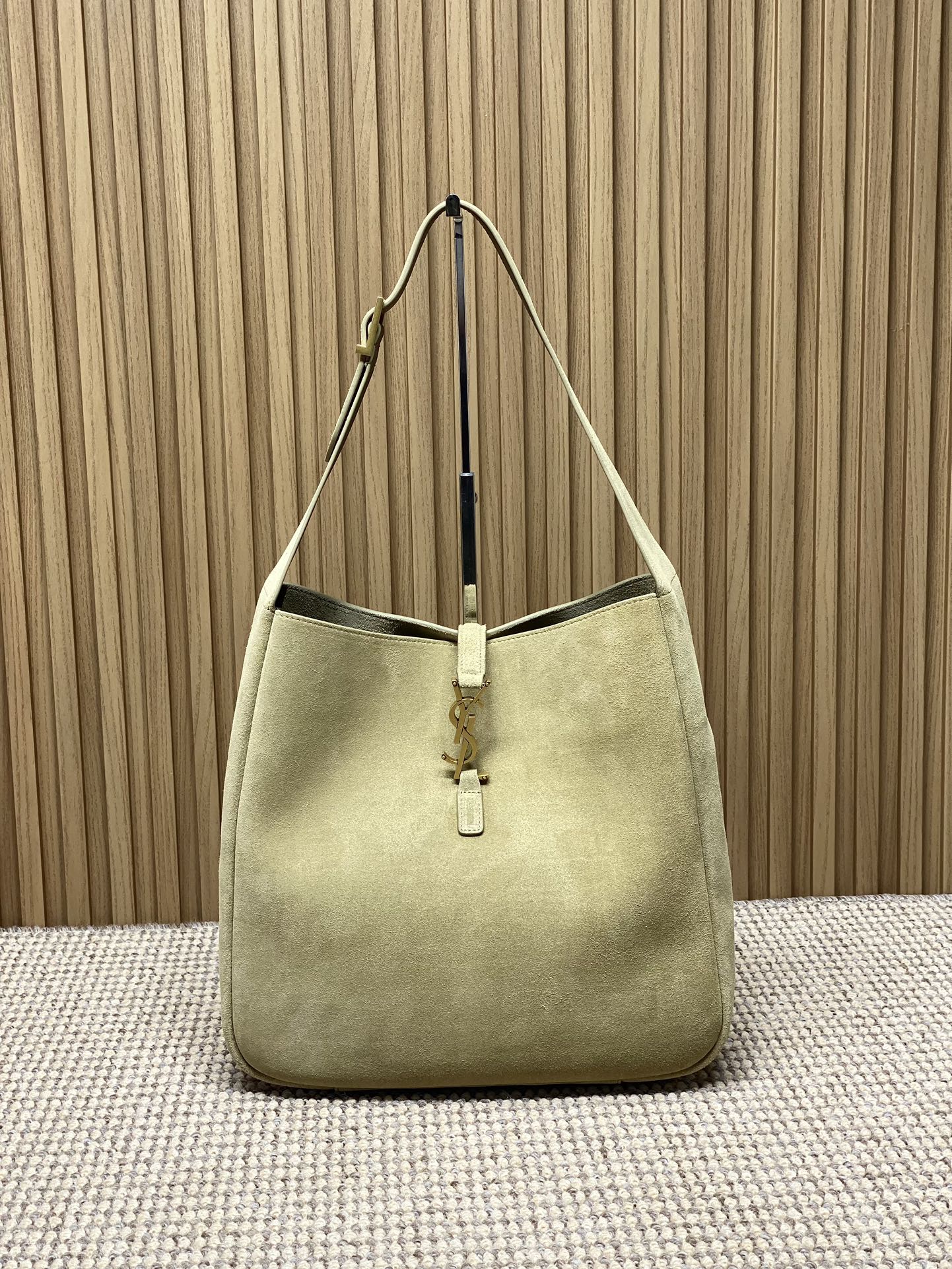 생로랑 생로랑 LE 5 A 7 라지 호보백 753837