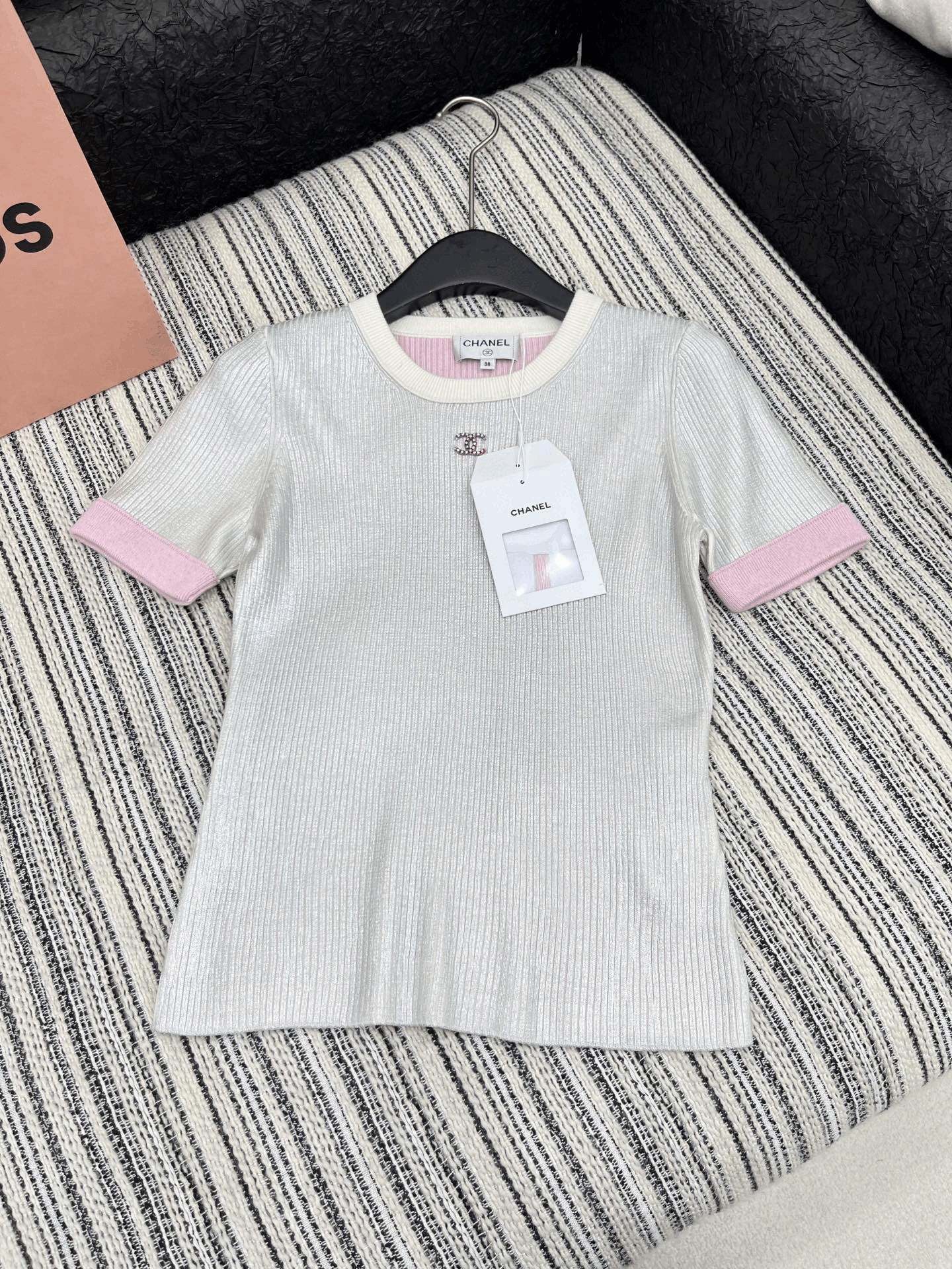 샤넬 2025 S/S 신상 메탈릭 반팔 니트 [2컬러]