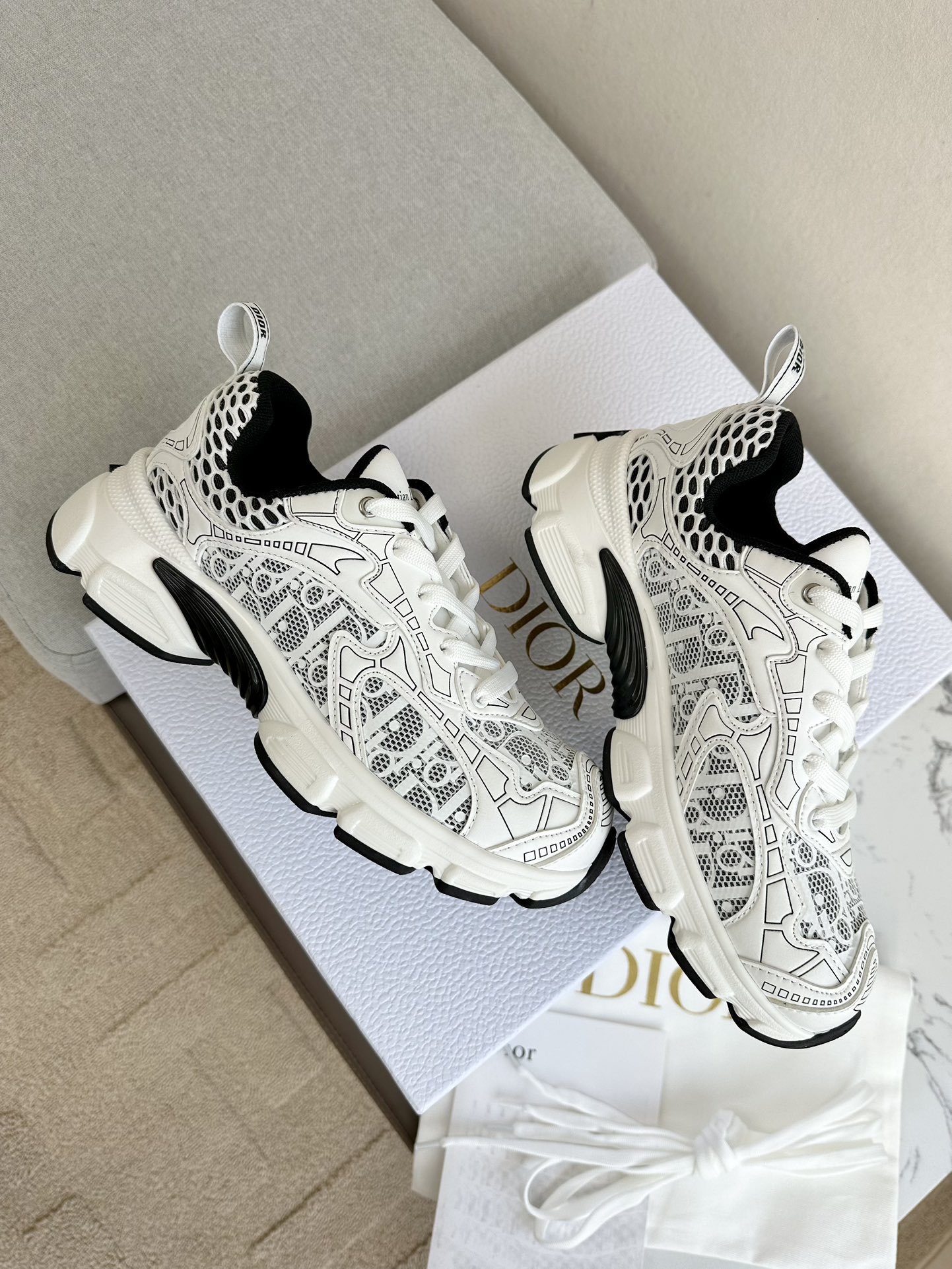 디올 바이브 스니커즈 화이트