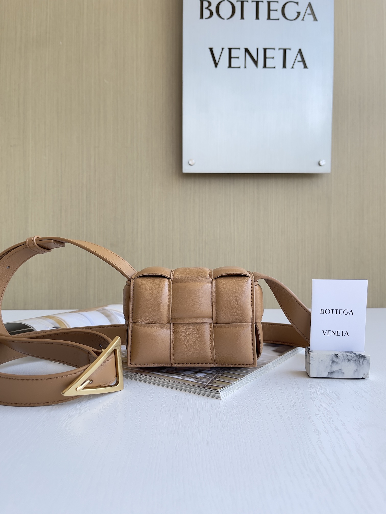 보테가 캔디 패딩 카세트 백