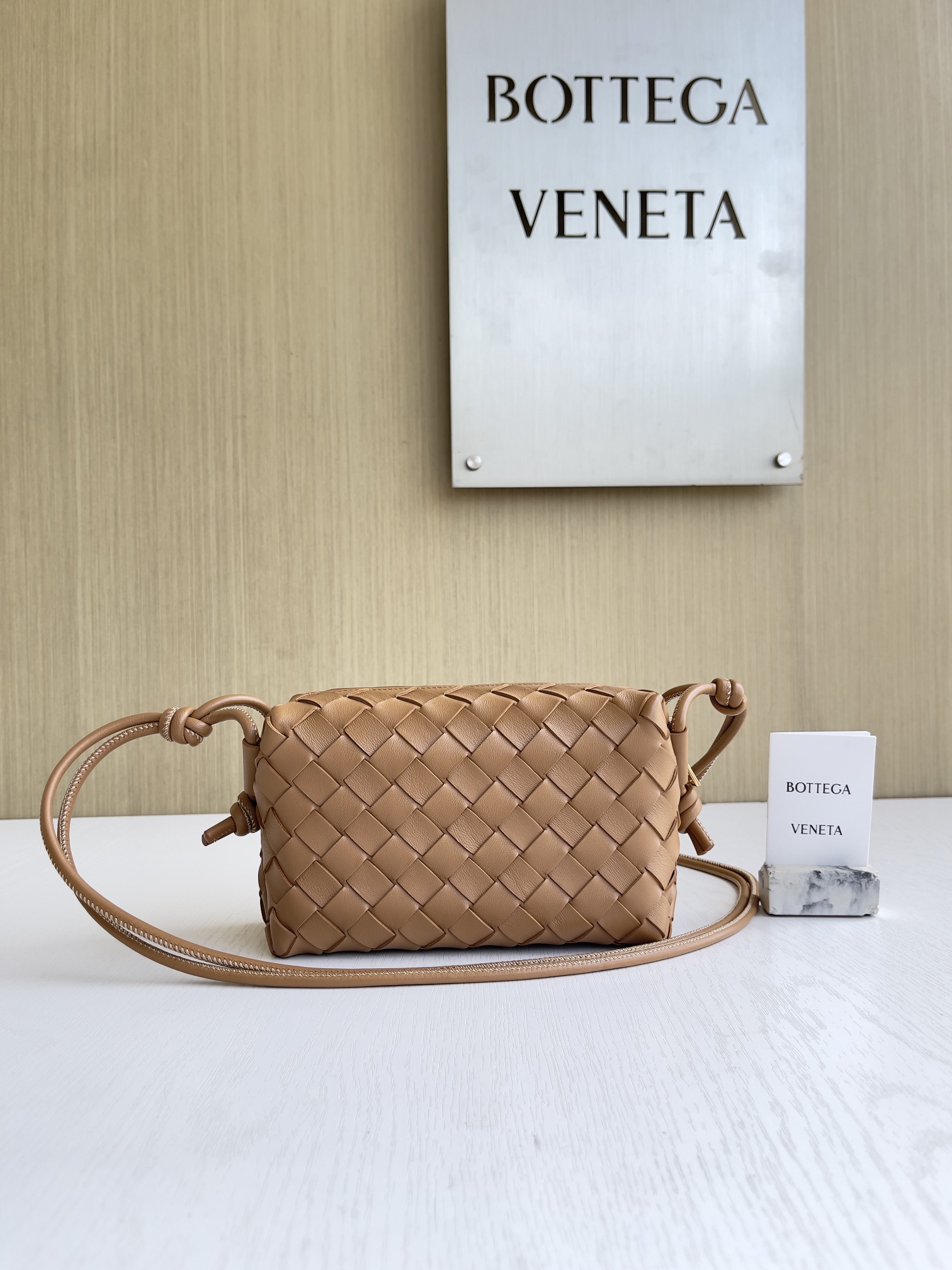 보테가베네타 미니 루프 카메라 백 카멜 723547