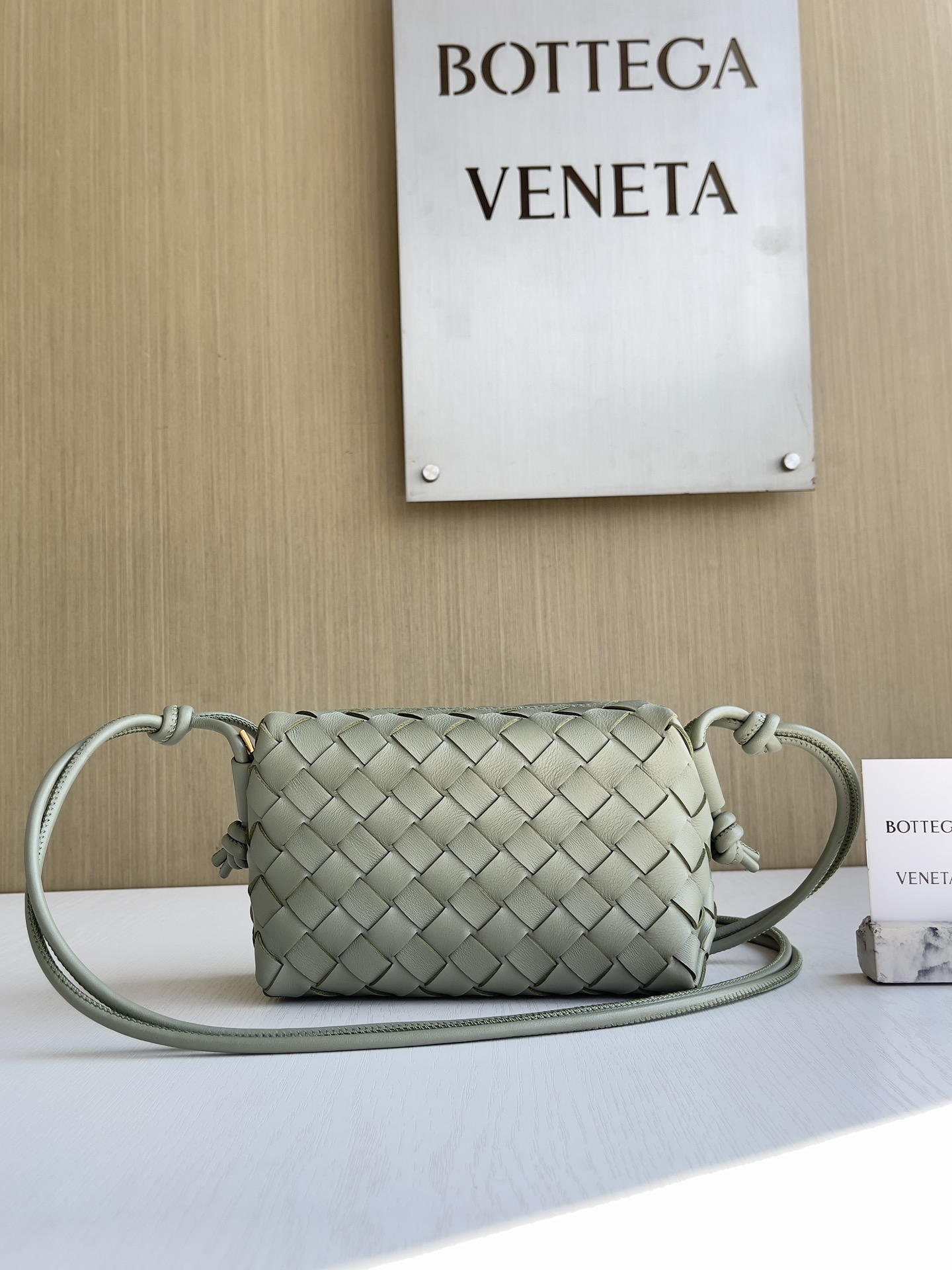 보테가베네타 미니 루프 카메라 백 트래버틴 723547