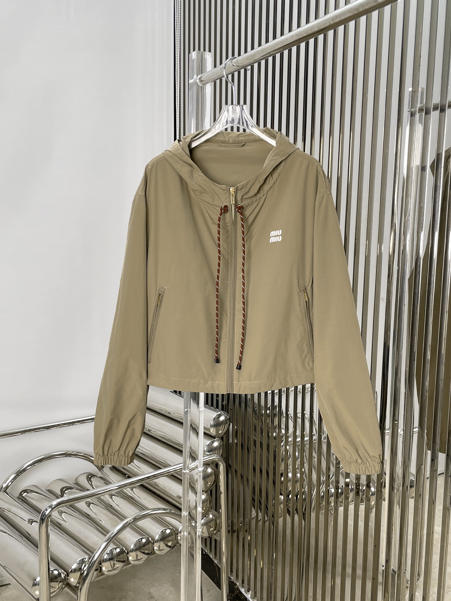 미우미우 바람막이