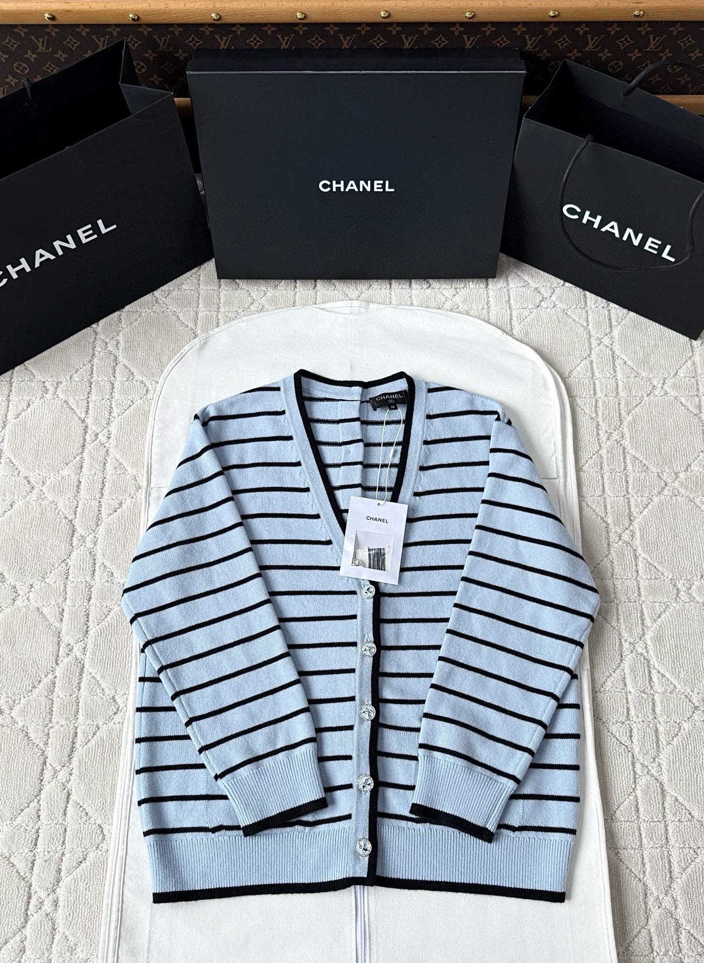샤넬 25s 스트라이프 V넥 가디건