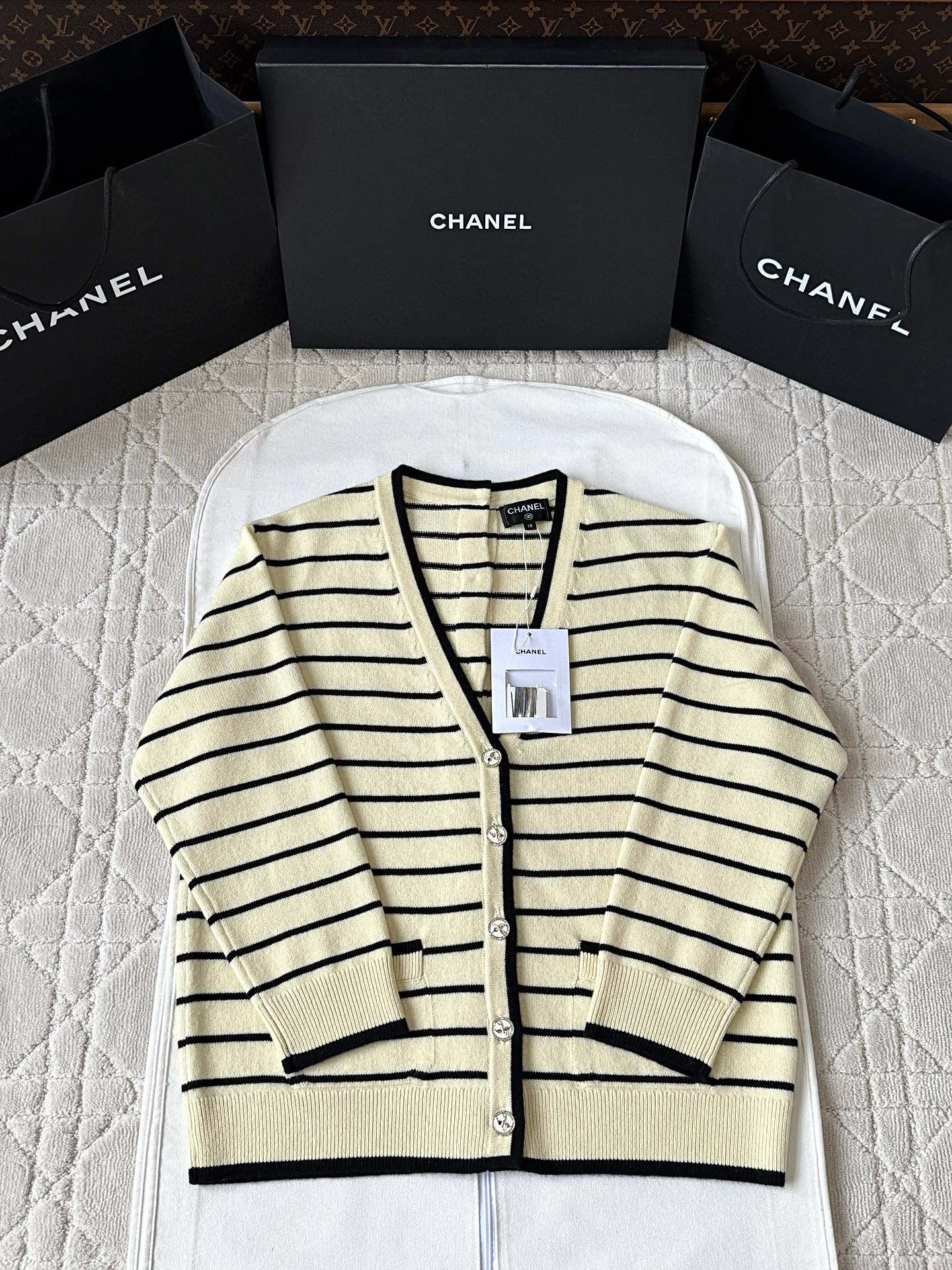 샤넬 25s 스트라이프 v넥 가디건