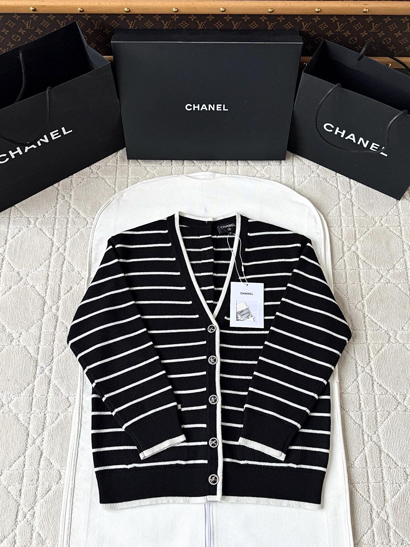 샤넬 25s 스트라이프 v넥 가디건