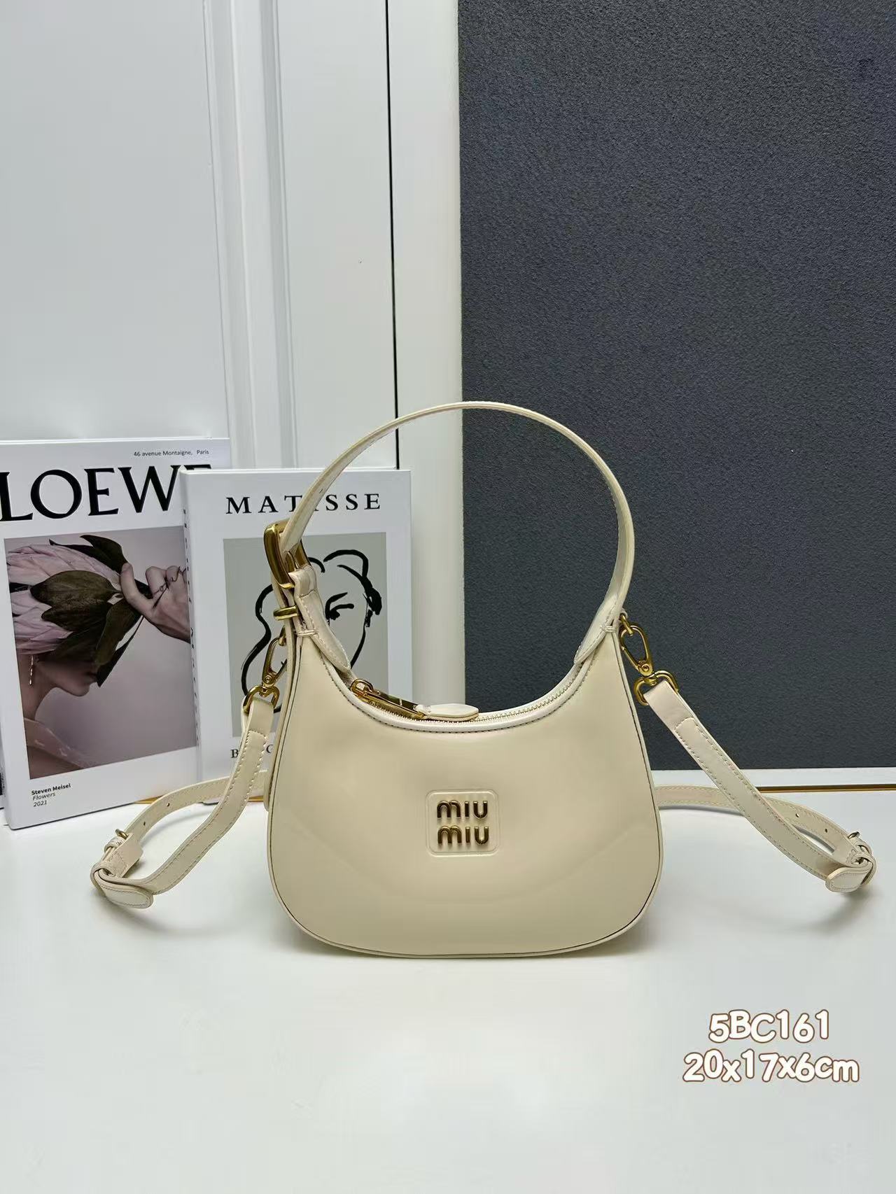 미우미우 페이턴트 레더 호보백 아이보리