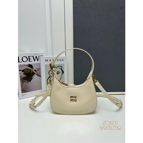 미우미우 페이턴트 레더 호보백 아이보리