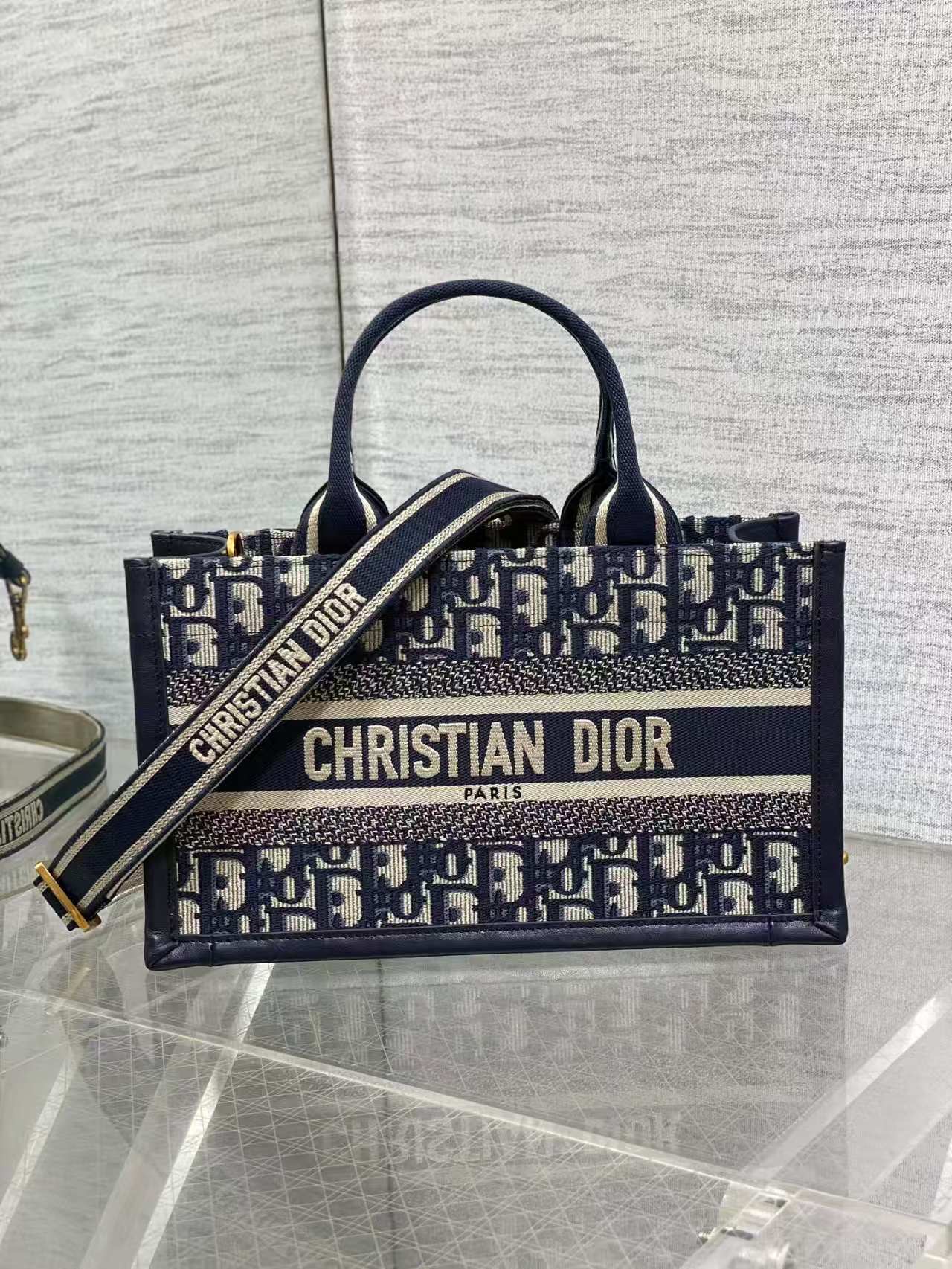 디올 북 토트 이스트 웨스트 스트랩백