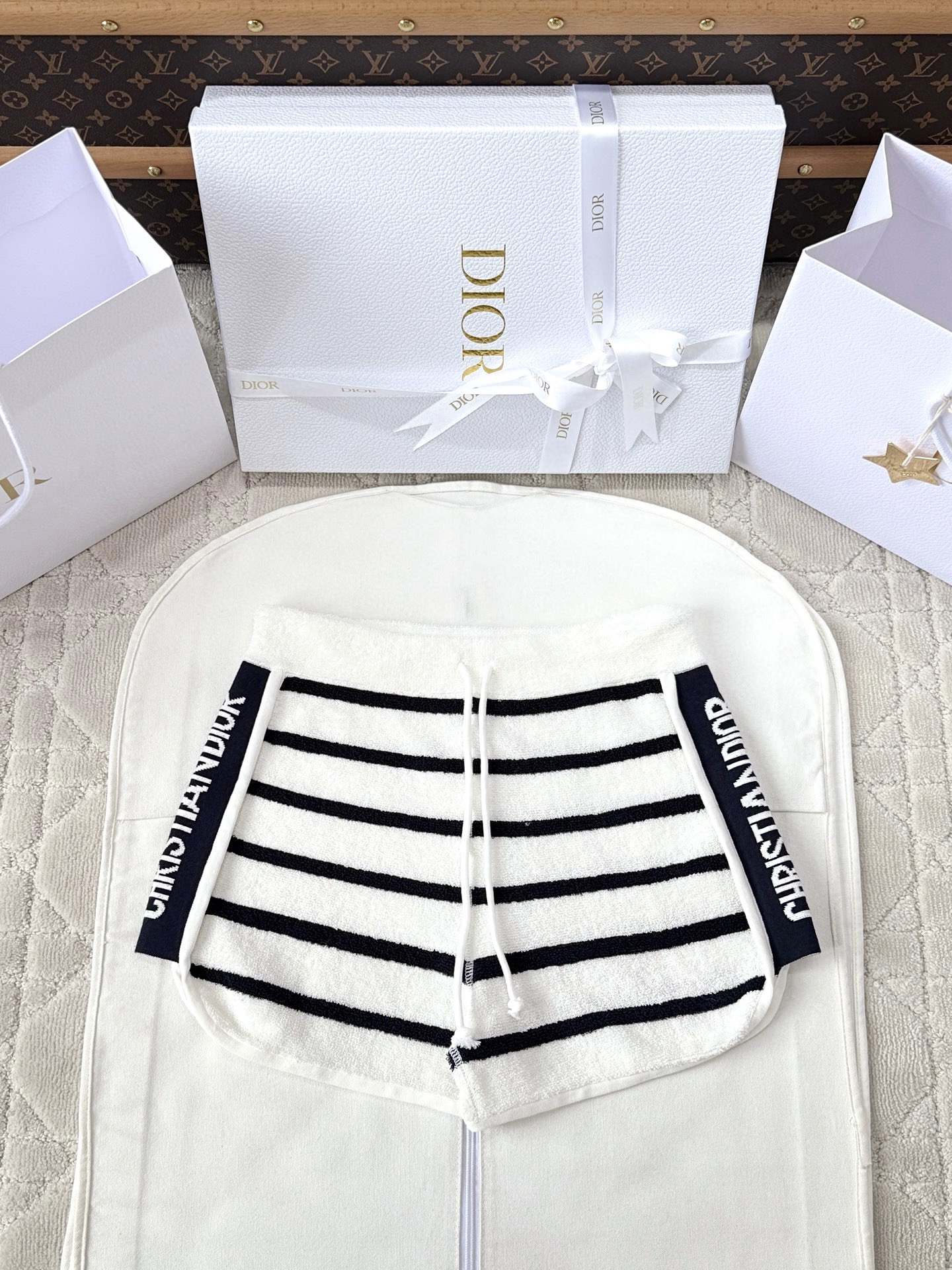 디올 25SS 스트라이프 반바지