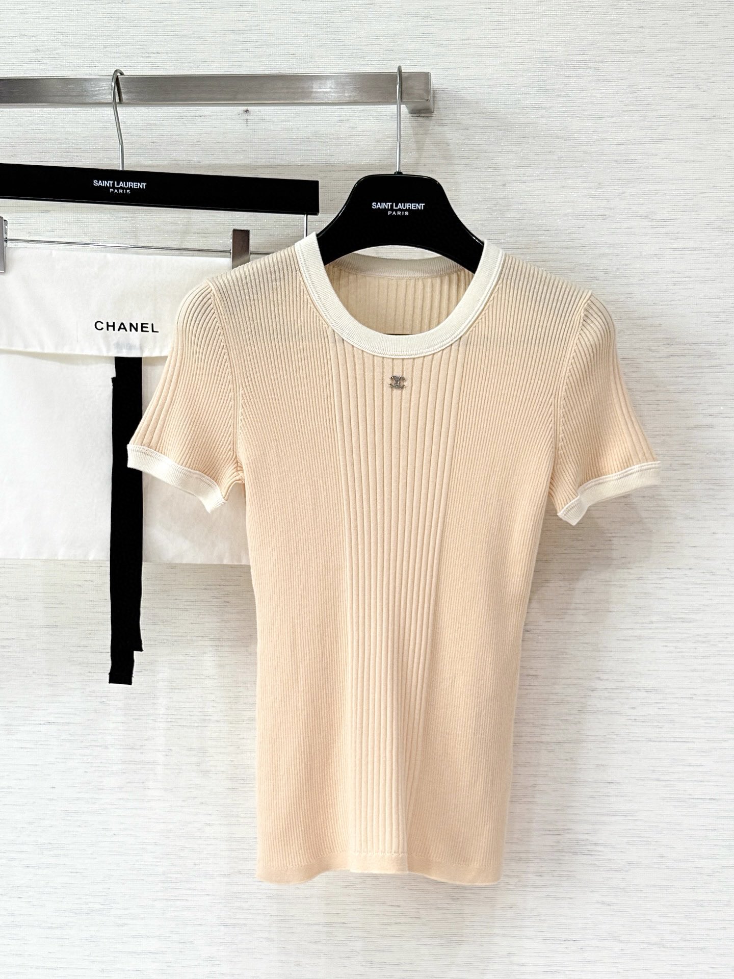 샤넬 25ss 니트 라인스톤 반팔