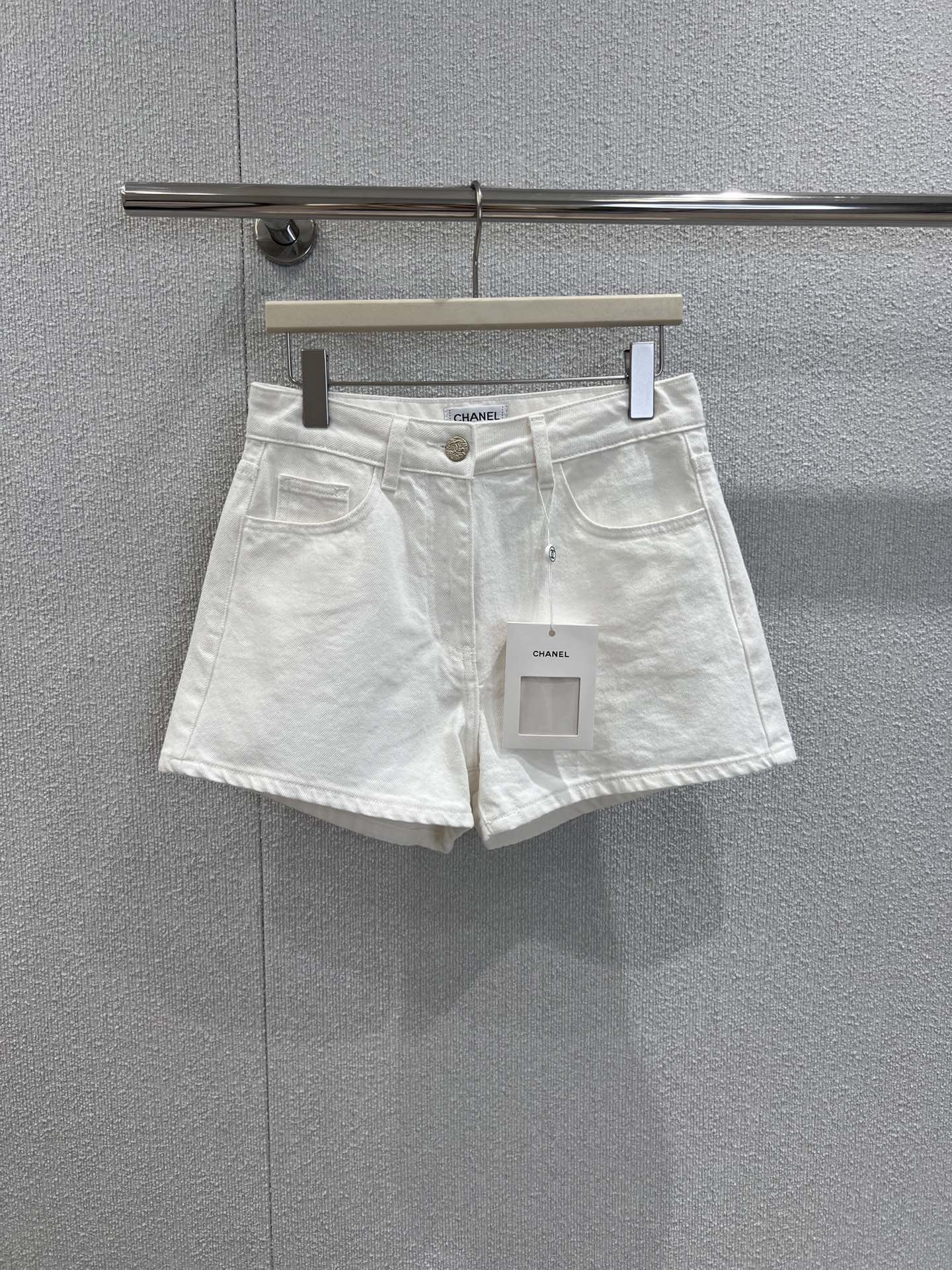 샤넬 25ss 화이트 반바지