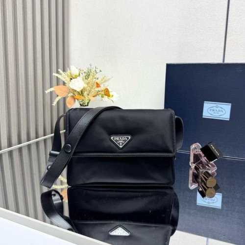 프라다 스몰 패딩 리나일론 숄더백