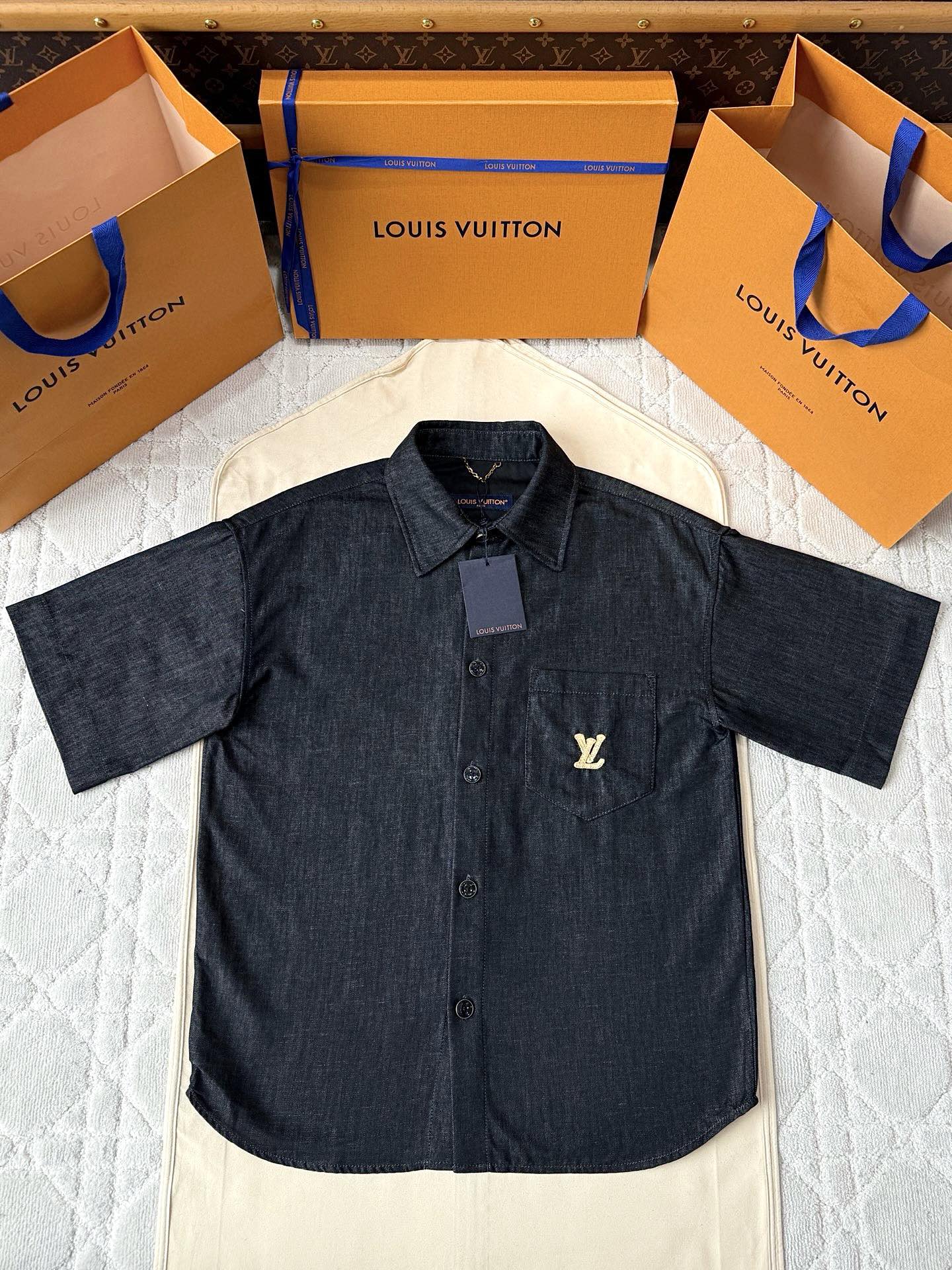 루이비통 25SS 자수 데님 반팔 셔츠