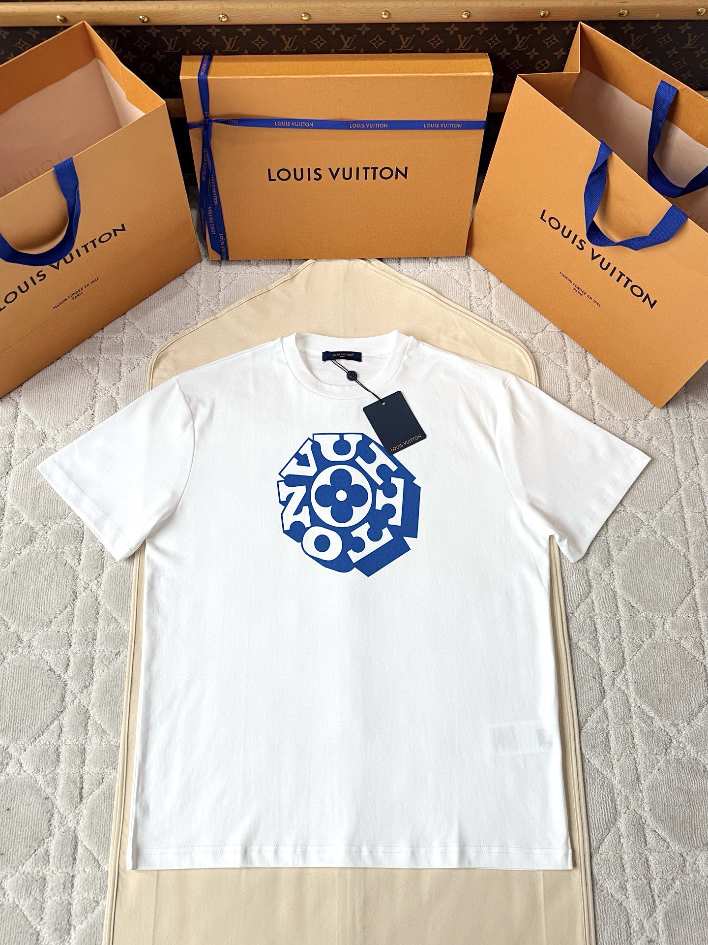 루이비통 25ss 프린트 반팔티