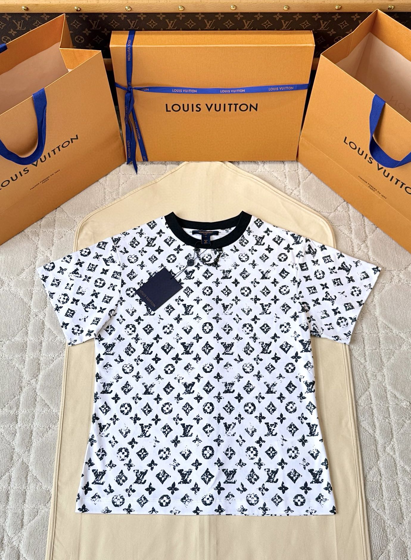 루이비통 25ss 모노그램 반팔티