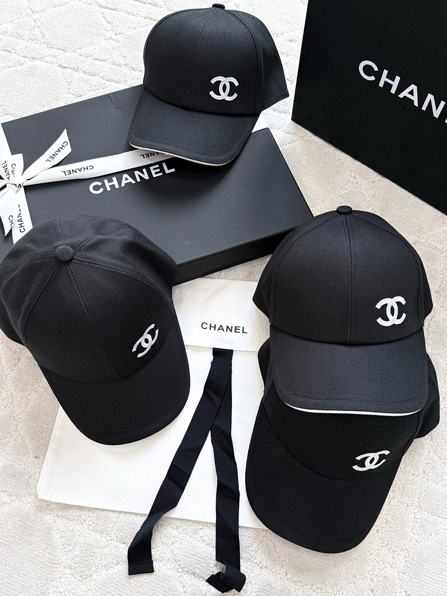 샤넬 25ss 자수 로고 야구모자