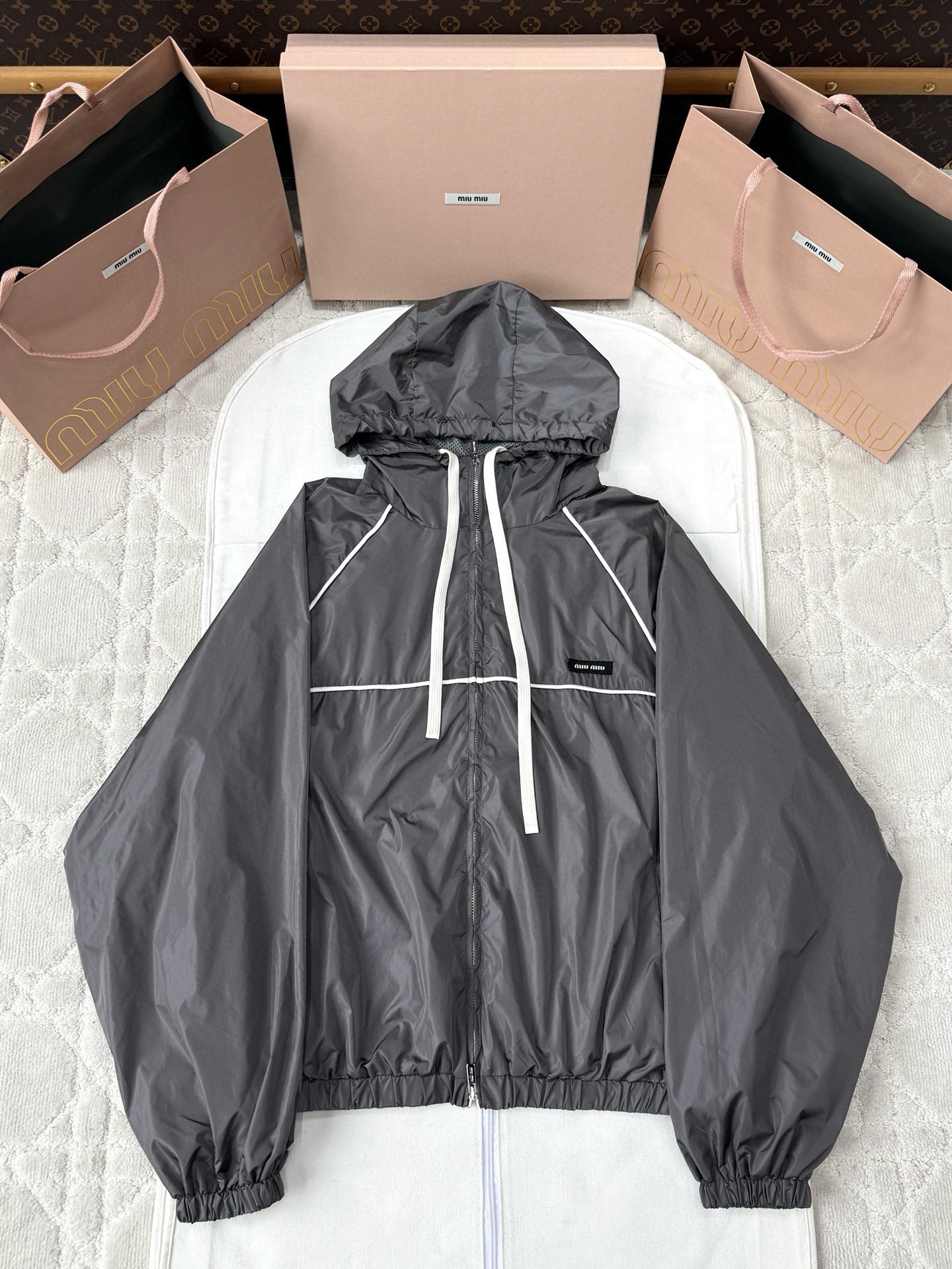 미우미우 25fw 나일론 윈드브레이커 바람막이