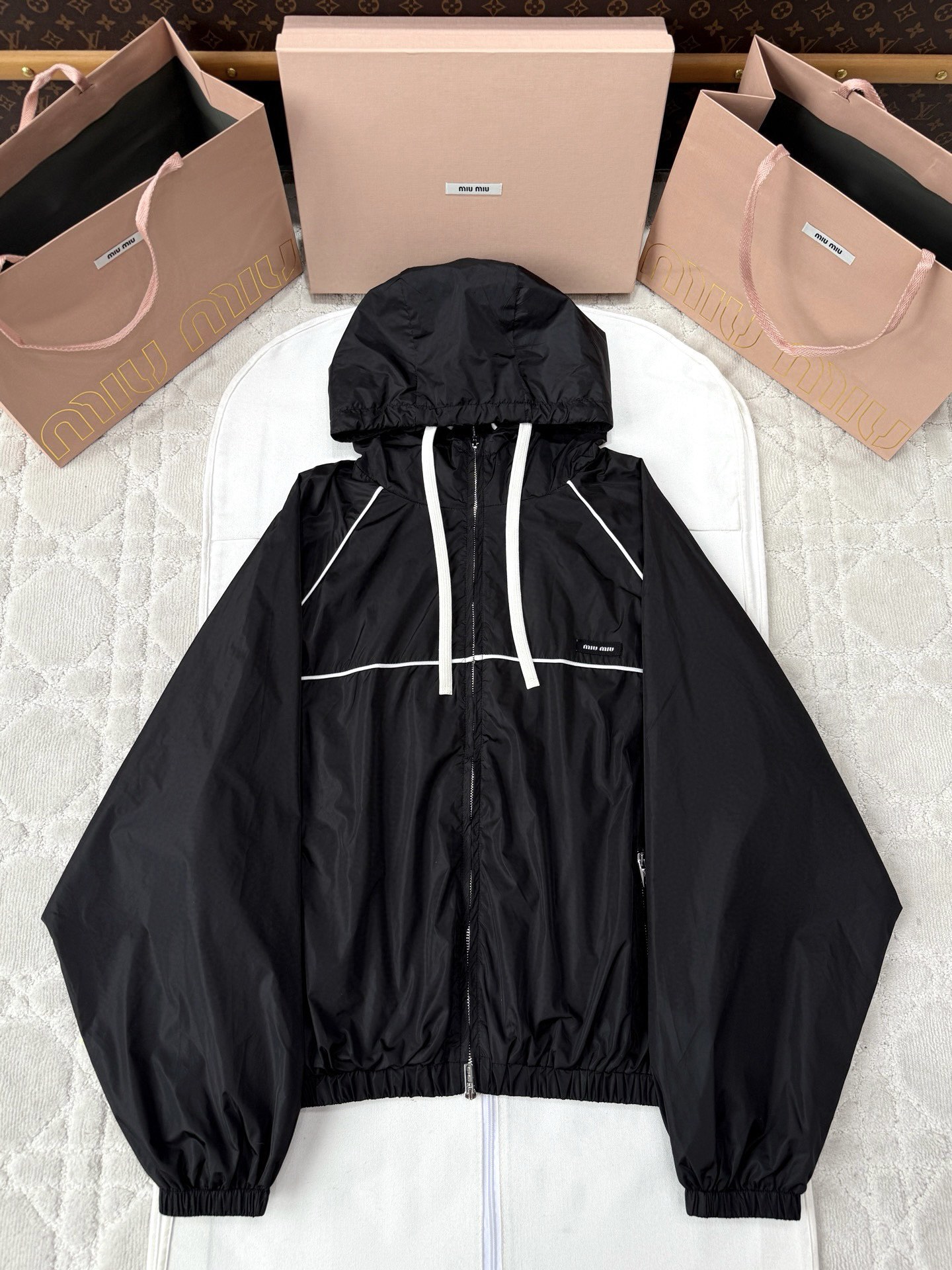 미우미우 25fw 나일론 윈드브레이커 바람막이