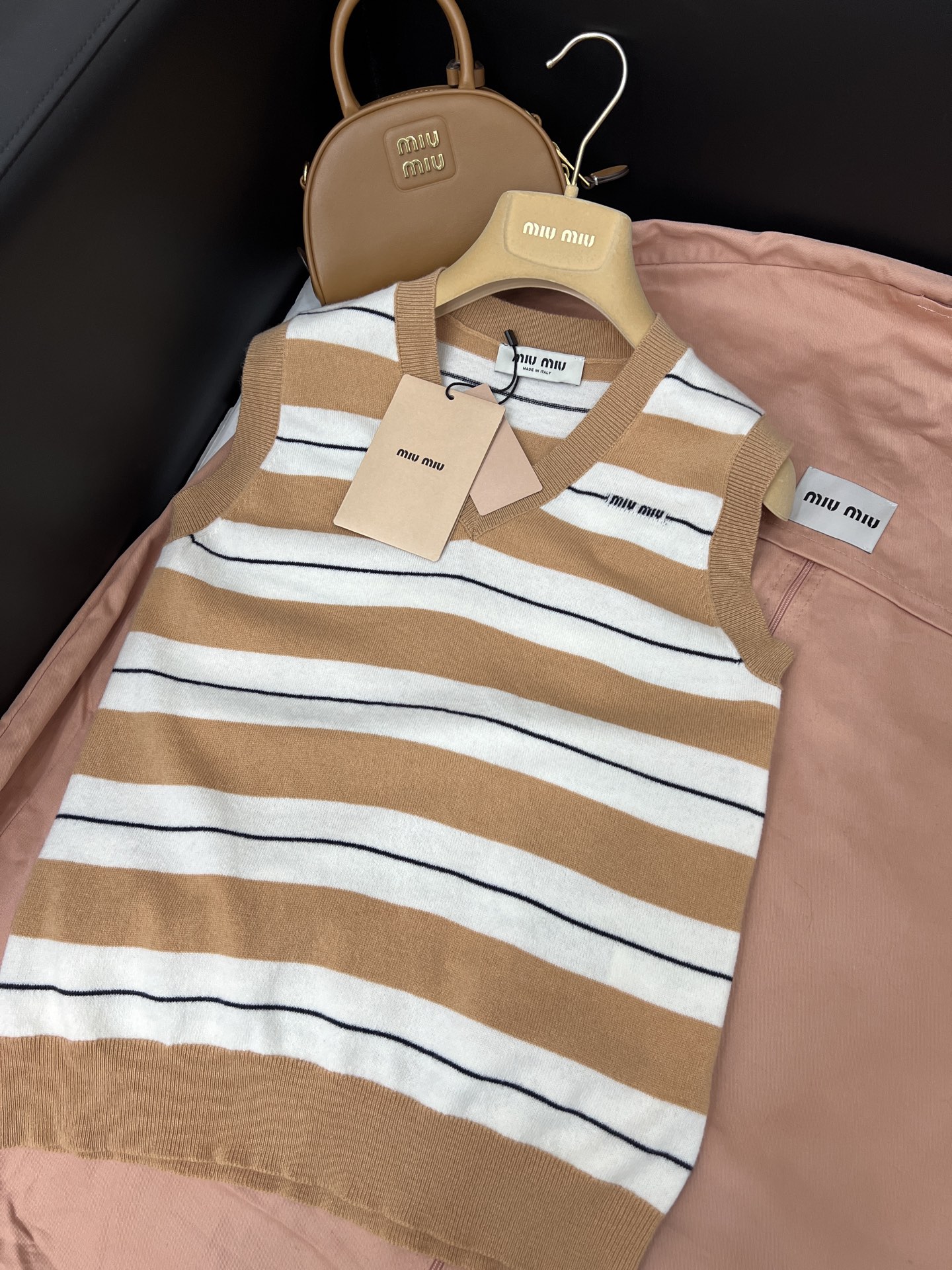 미우미우 브이넥 니트