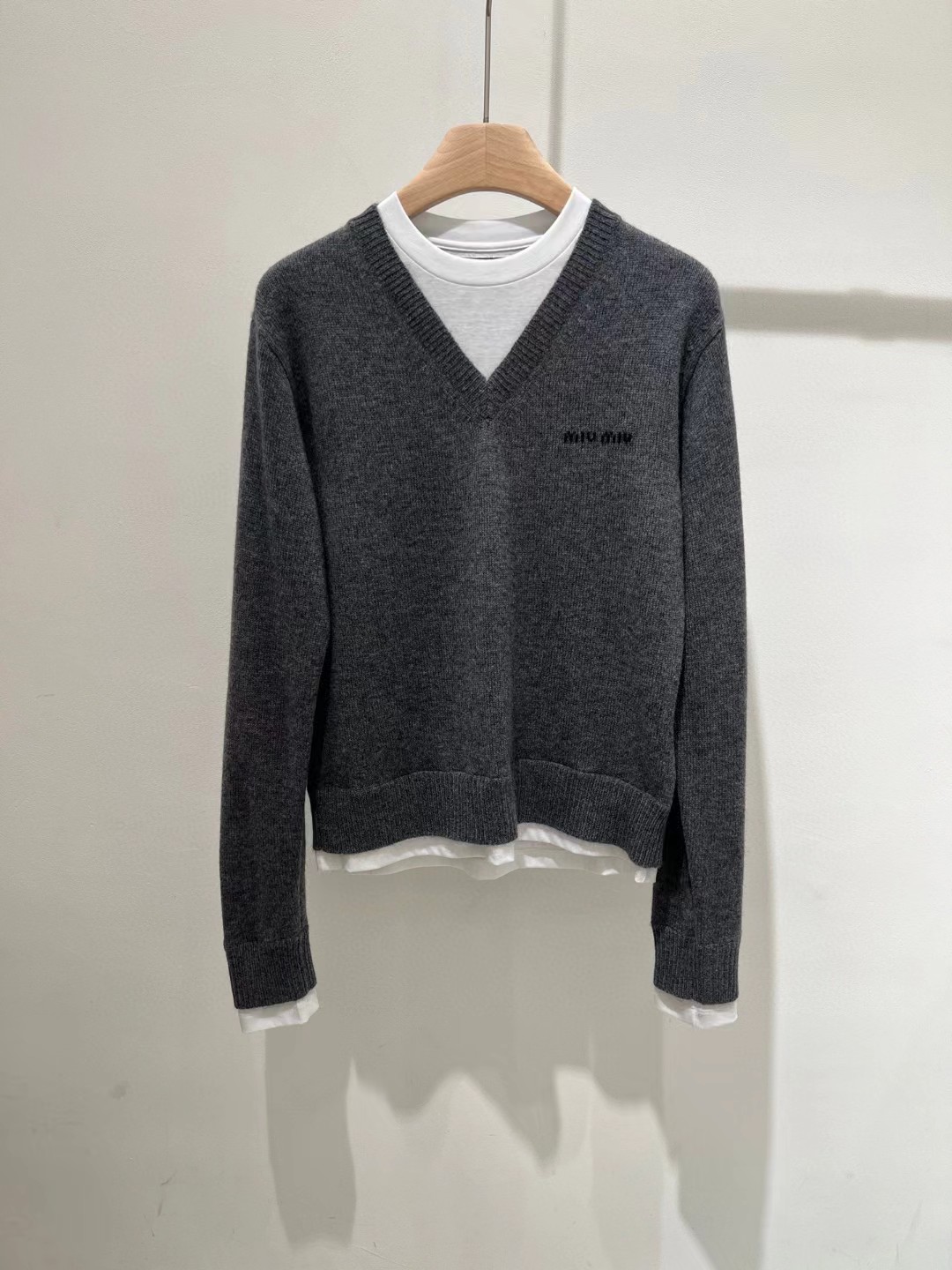 미우미우 캐시미어 브이넥 스웨터 슬레이트 그레이