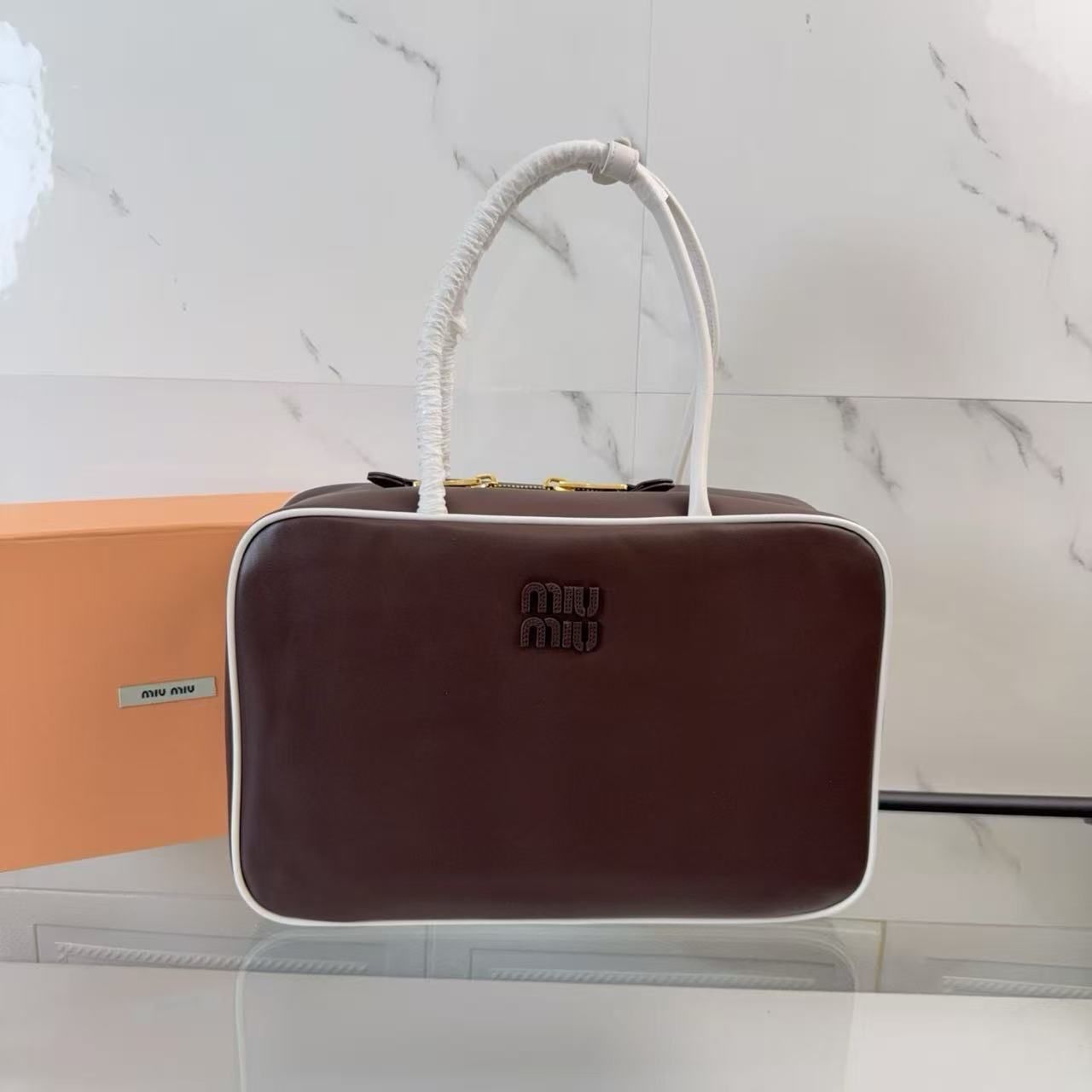 미우미우 레더 보 토트백