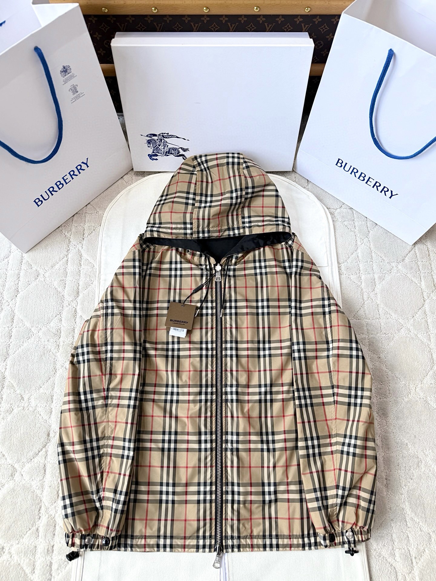 버버리 25fw 바람막이