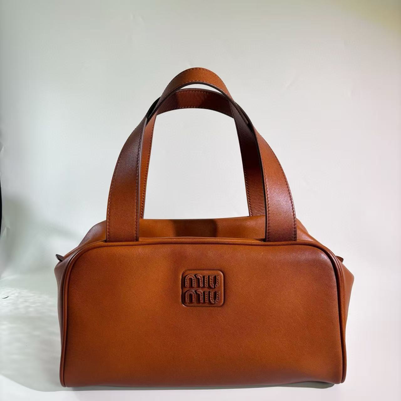 미우미우 가죽 탑 핸들백