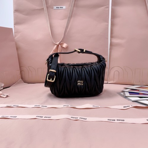 미우미우 마테라쎄 나파 가죽 파우치 5NE026