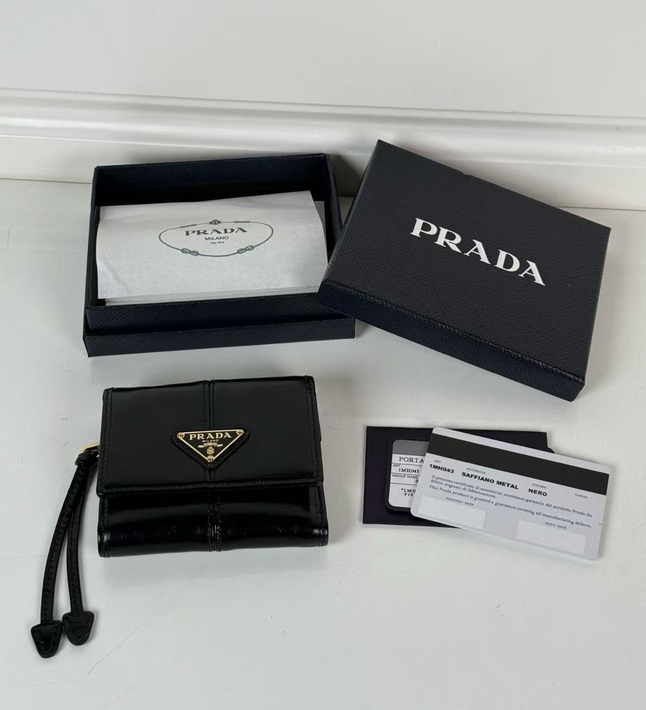 프라다 스몰 가죽 지갑 블랙