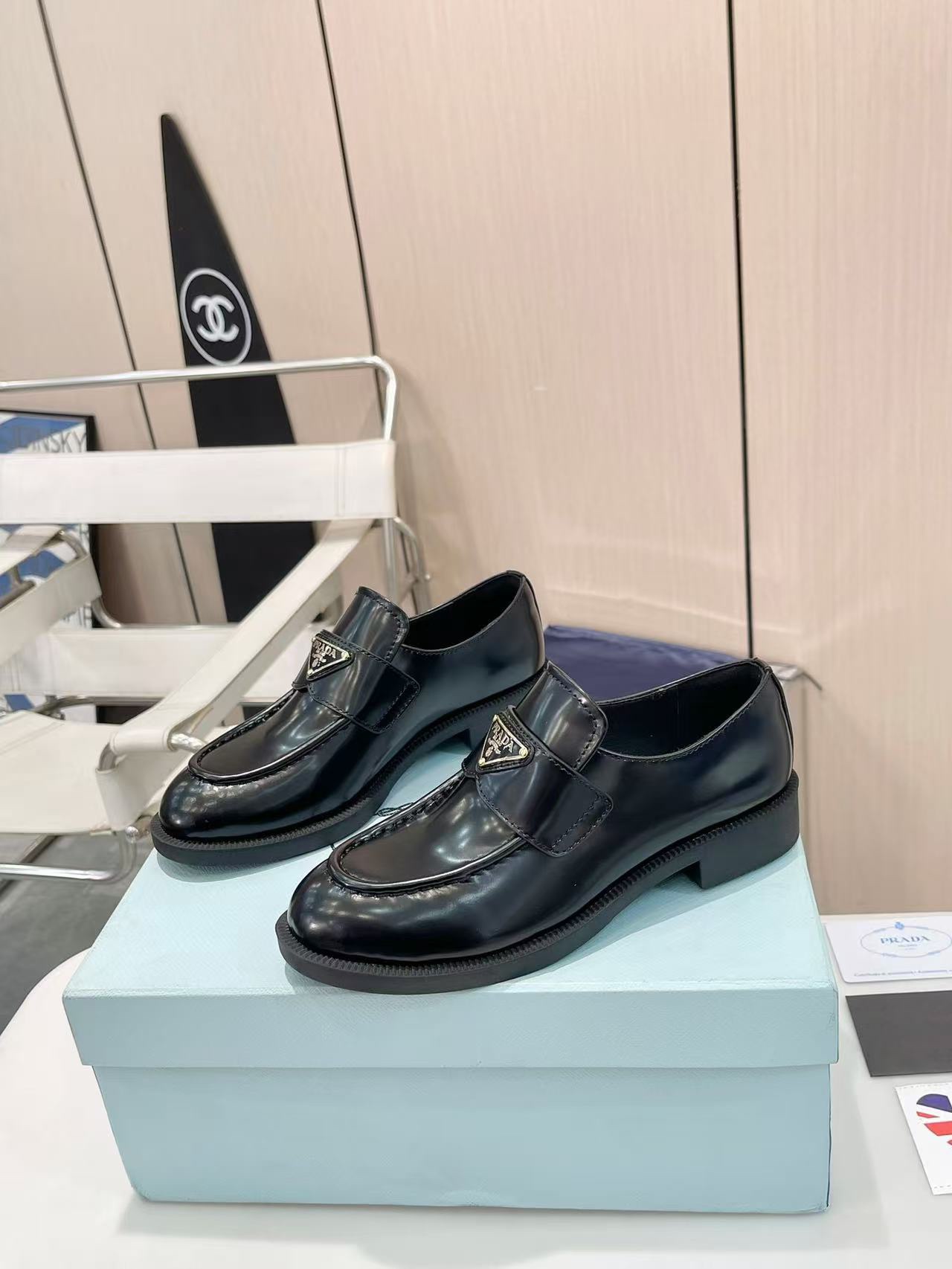 프라다 브러쉬드 로퍼